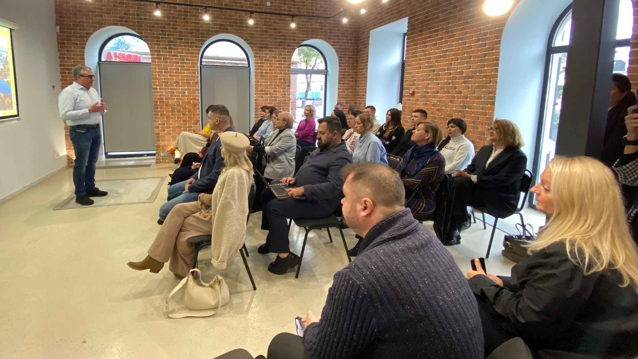 Членам туристичної ради презентували концепцію майбутнього масштабного проєкту «Вінниця на воді», який можливий в рамках повоєнної відбудови України. Саме ця частина засідання туристичної ради викликала найбільш жваве обговорення, хоча йдеться про перспективу реалізації напрацьованих ідей упродовж 20-25 років і можливості початку цього процесу лише після завершення війни. Також говорили про новинки цьогорічного сезону – анонсували два проєкти щодо впровадження цифрових рішень в сфері туризму Вінниці та Поділля. Та найбільш нагальні проблемні питання для розвитку сфери гостинності й можливі варіанти їх вирішення. Але розпочалось усе із нагородження представників туристичної галузі Міста ідей подяками Вінницької міської ради й подарунками від департаменту маркетингу міста та туризму до Всесвітнього дня туризму. На початку засідання учасників привітав заступник міського голови Владислав Скальський, який підкреслив, що люди, які представляють цю сферу у Вінниці, для муніципалітету є партнерами й фактично амбасадорами міста, які допомагають його просуванню назовні – в Україні і за її межами. Для мене туристична рада є джерелом ідей. Ми спільно працюємо над тим, щоб підсилювати позицію і суб'єктність нашого міста не тільки всередині країни, а й назовні. А ще це ключове джерело інформації, яким чином Вінницька міська рада може якісніше підтримувати індустрію гостинності, а Вінниця - комунікувати із зовнішніми стейкхолдерами. До речі, останнім часом у нас побувало дуже багато делегацій. Оскільки моя зона відповідальності - це і міжнародне співробітництво, то я з усіма ними комунікую. Так от вони приємно вражені нашим вінницьким стандартом гостинності: як їх тут приймають, наші готелі, ресторани і таке інше. І потім вони про це розповідають своїм колегам, різним аудиторіям. І інформація про привітність Вінниці шириться світом. Це є результат нашої спільної із вами роботи, - зауважив Владислав Скальський. Заступниця директора департаменту маркетингу міста та туризму Світлана Циганкова розповіла про новинки цьогорічного т