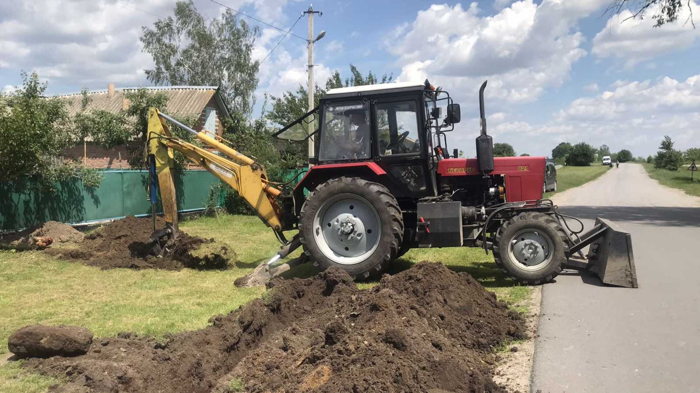 В селі Лісова Лисіївка на Калинівщині будують водогін – вже проклали 10 км труб