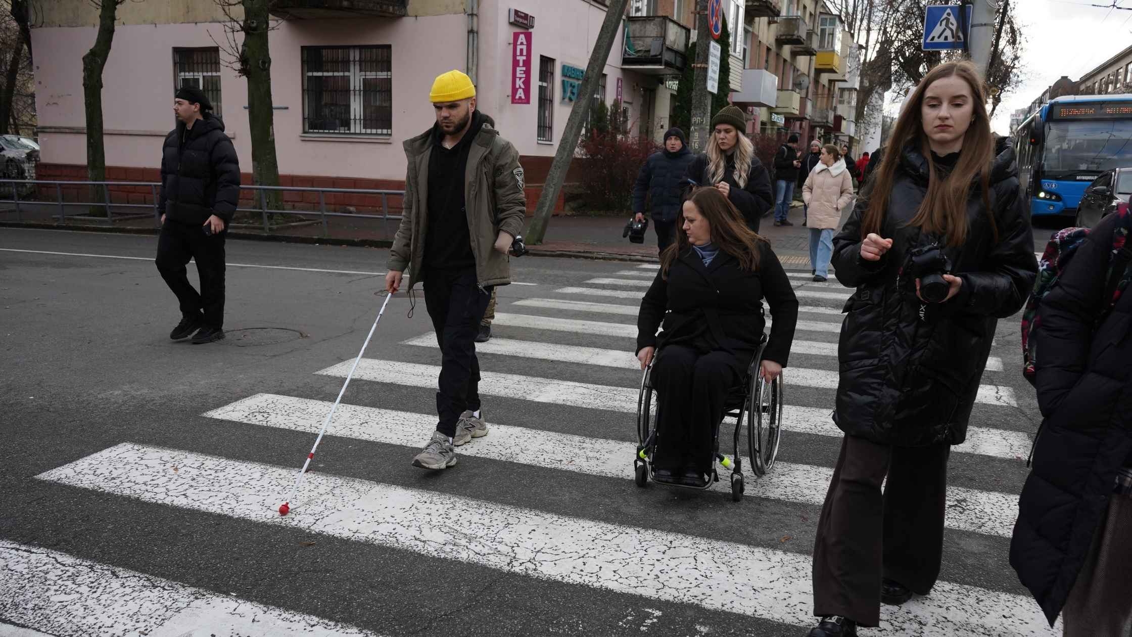 Ветеран Андрій Соловко протестував безбар’єрний маршрут в середмісті Вінниці