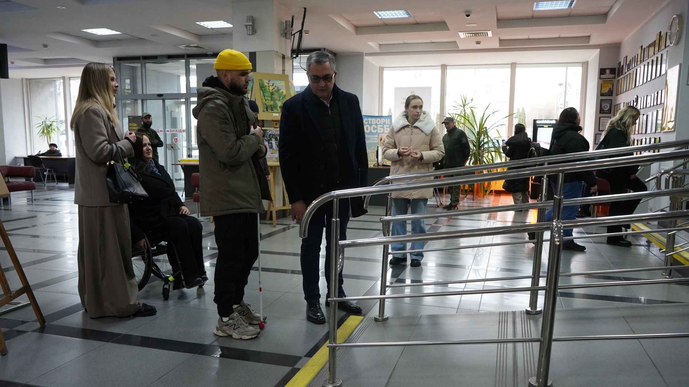 Ветеран Андрій Соловко протестував безбар’єрний маршрут в середмісті Вінниці