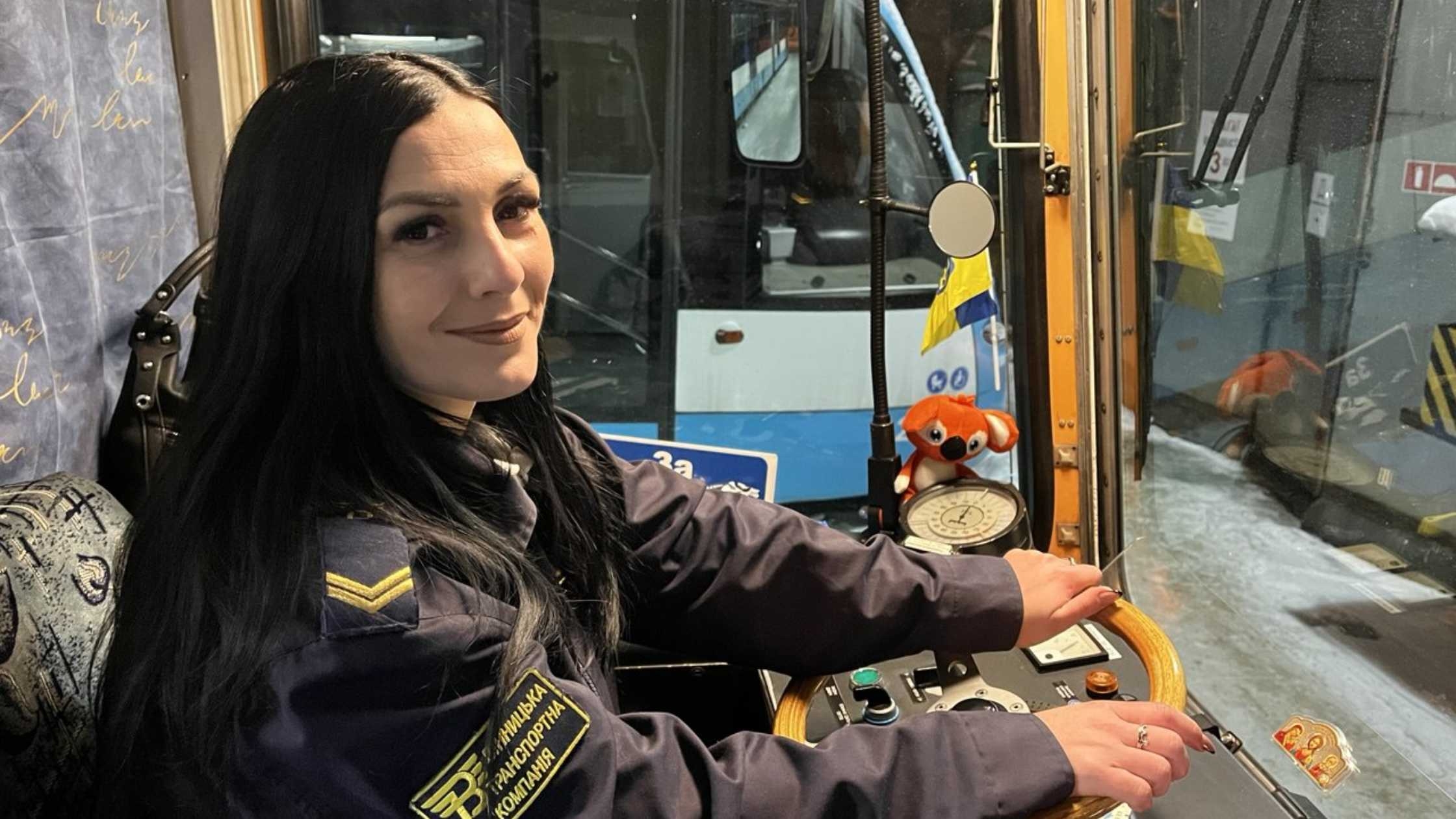 Від кондукторки до водійки трамвая історія працівниці Вінницької транспортної компанії