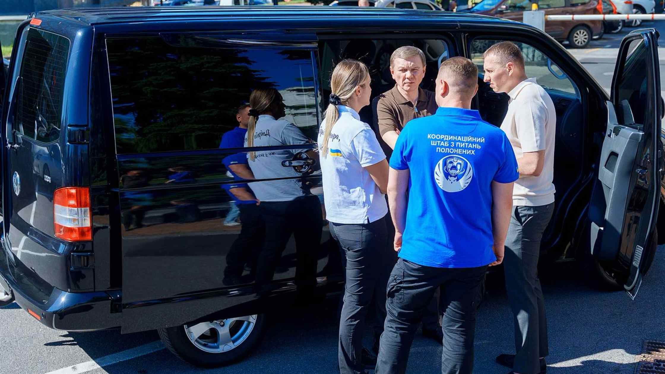 Вінничани передали авто Координаційному штабу з питань поводження з військовополоненими