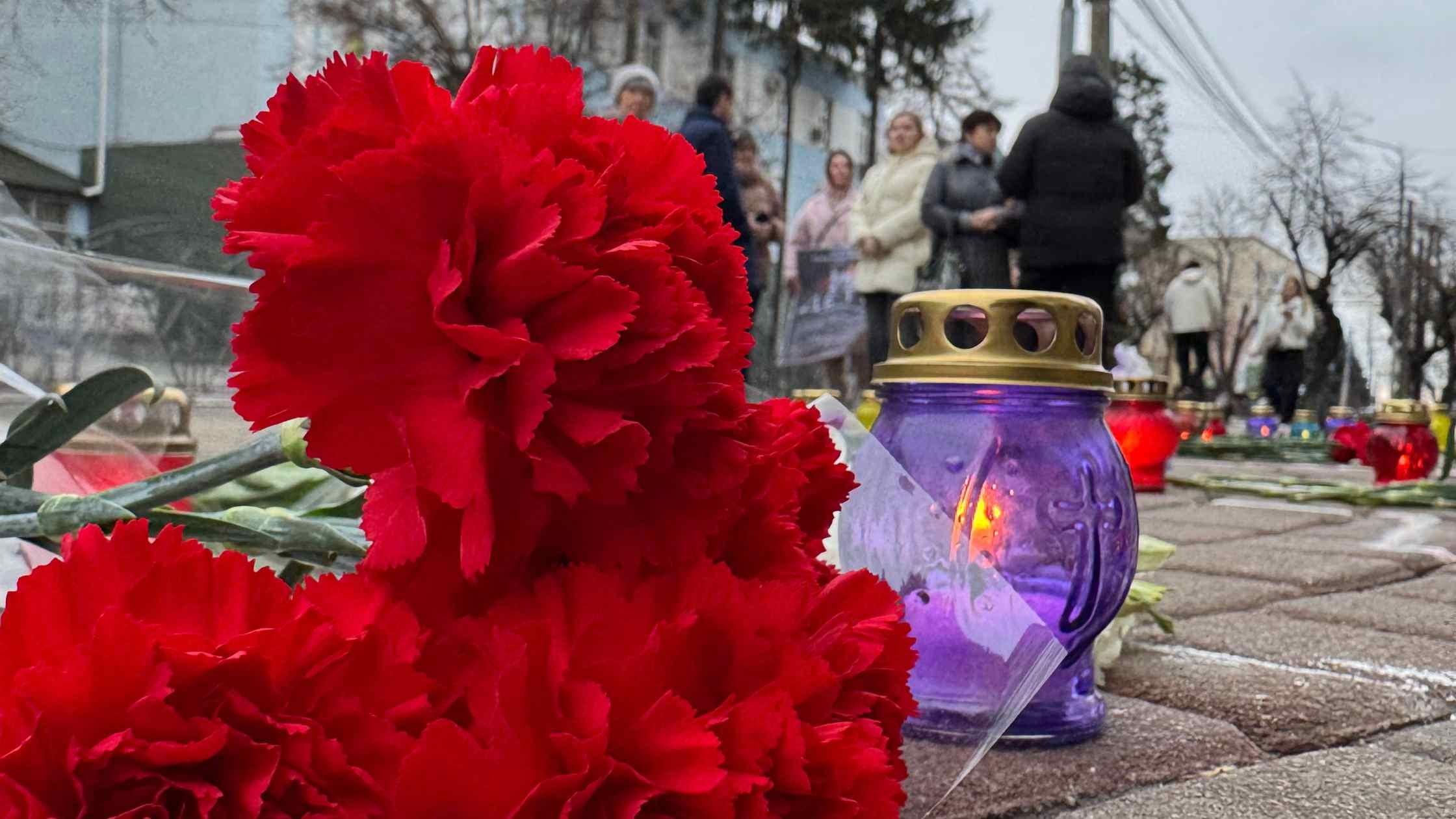 Вінничани вшанували пам'ять жертв трагедії в Маріупольському драмтеатрі 