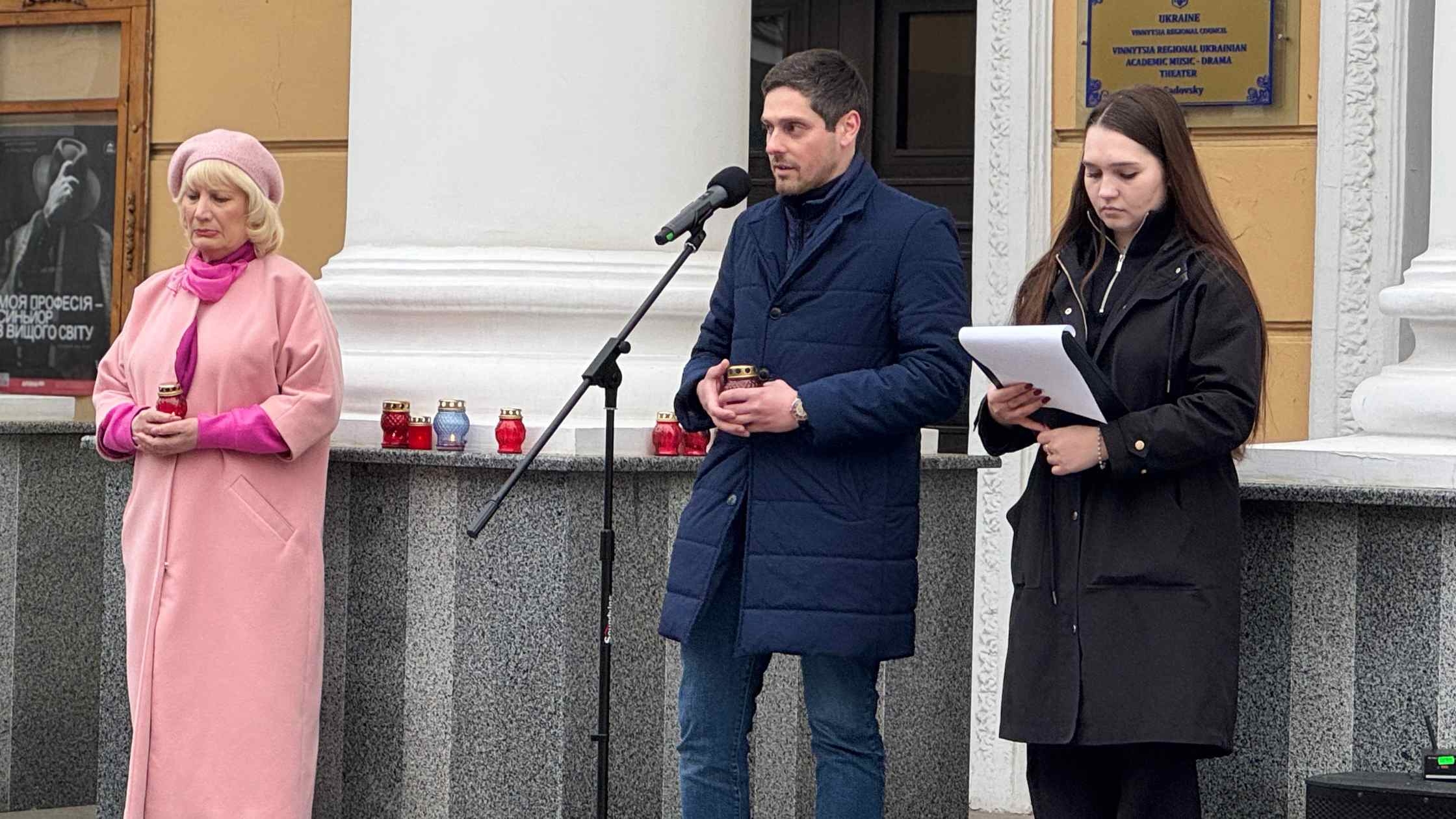 Вінничани вшанували пам'ять жертв трагедії в Маріупольському драмтеатрі 