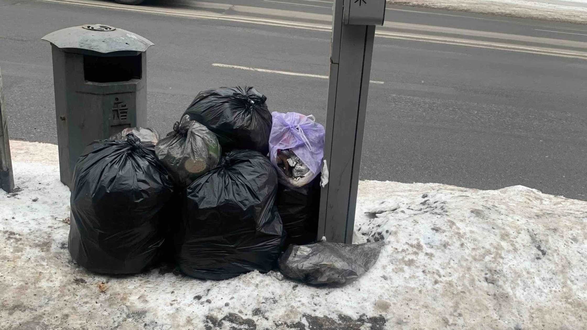 Вінничани залишали побутові відходи на зупинках громадського транспорту