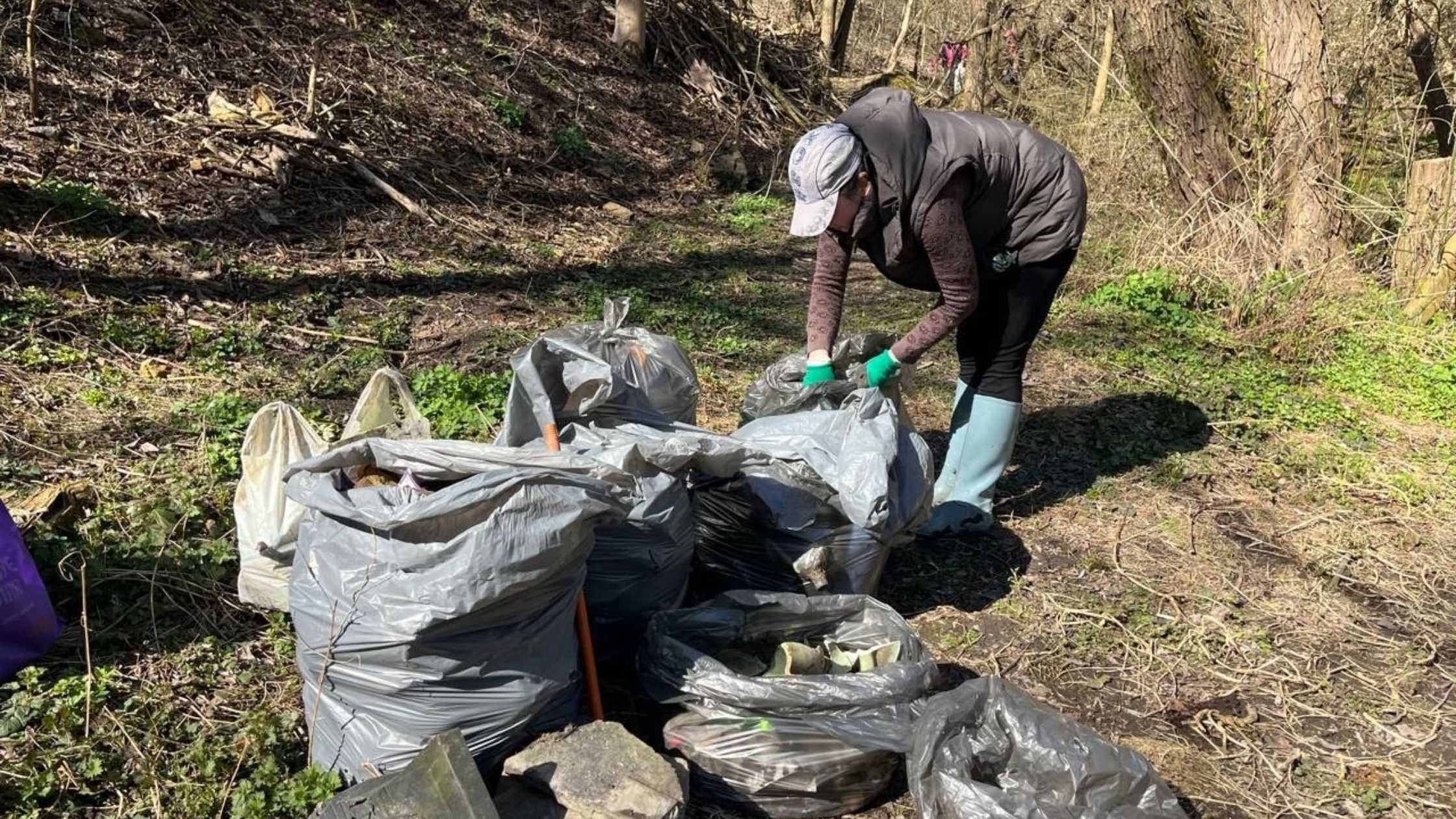 Вінничани зібрали 50 мішків сміття під час прибирання на річці Скельній