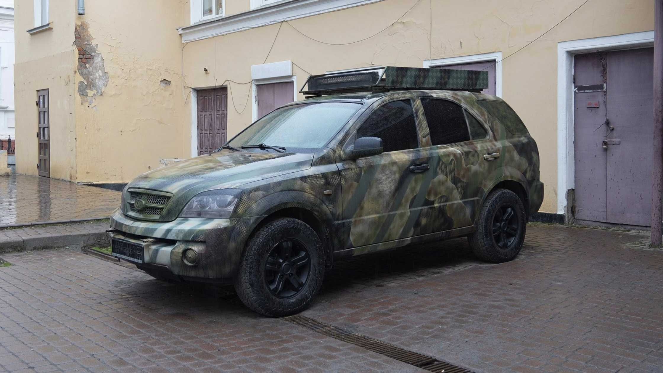 Вінницька громада передала три позашляховики двом бригадам на передову