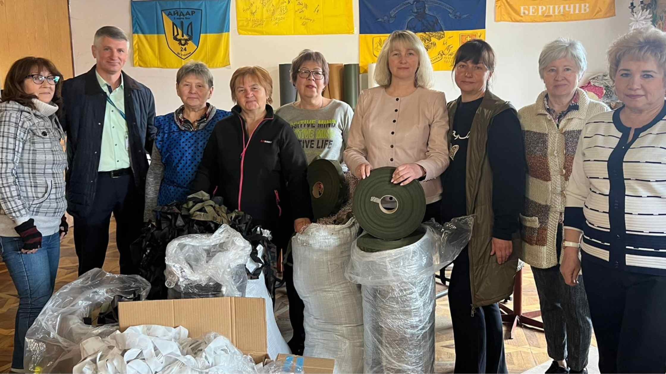 Вінницька міграційна служба передала матеріали для плетіння маскувальних сіток