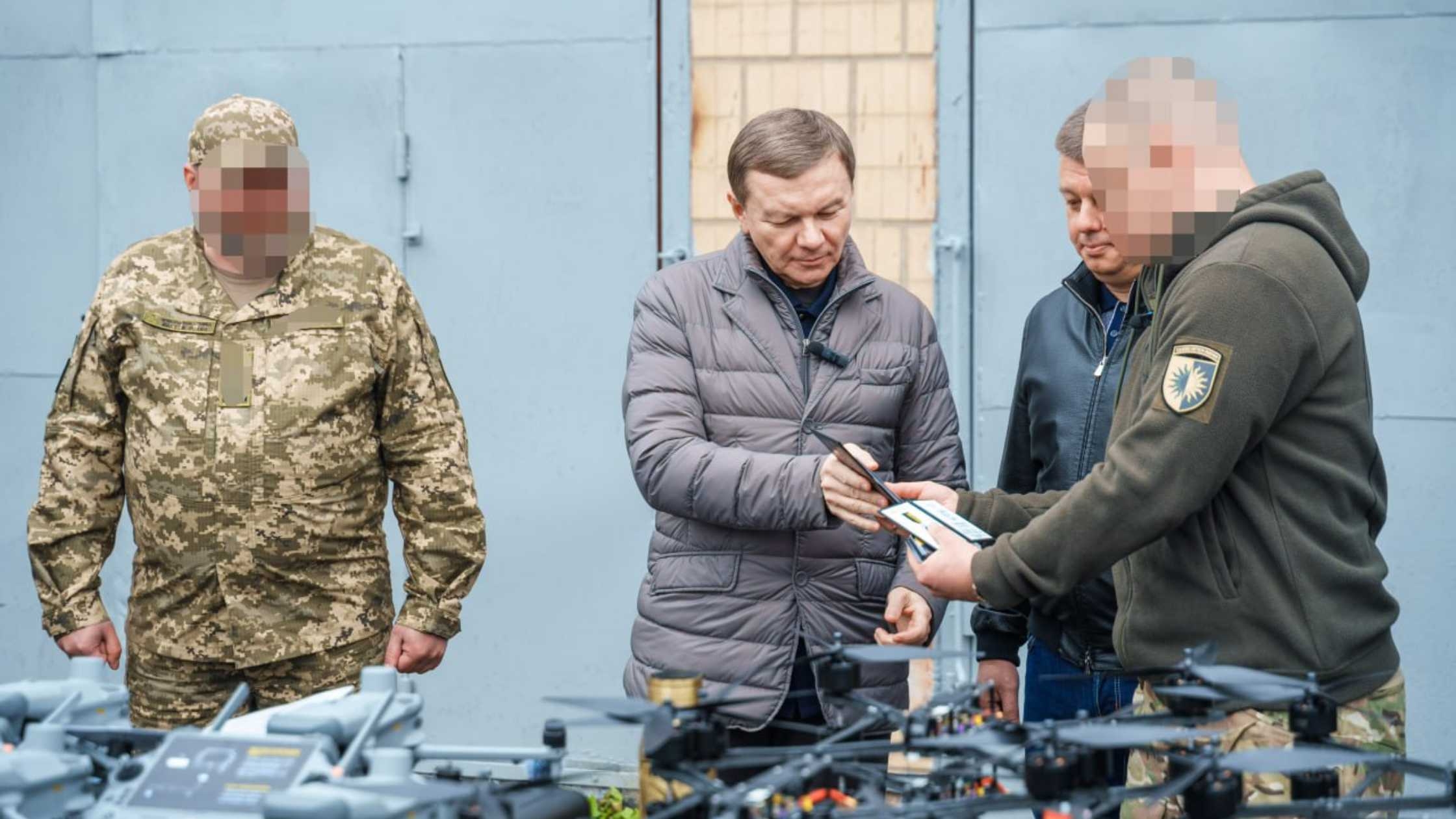 Вінницька міськрада спільно з гуманітарним штабом передала FPV-дрони українським захисникам