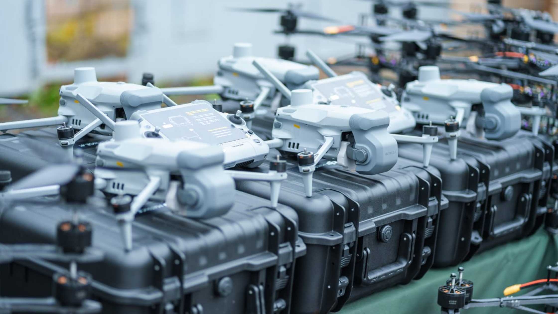 Вінницька міськрада спільно з гуманітарним штабом передала FPV-дрони українським захисникам