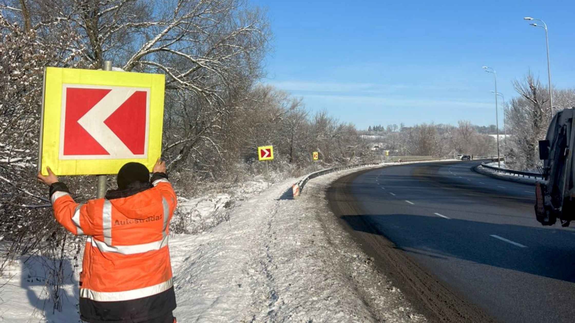 Вінницькі дорожники вручну розчищають підходи до автобусних зупинок