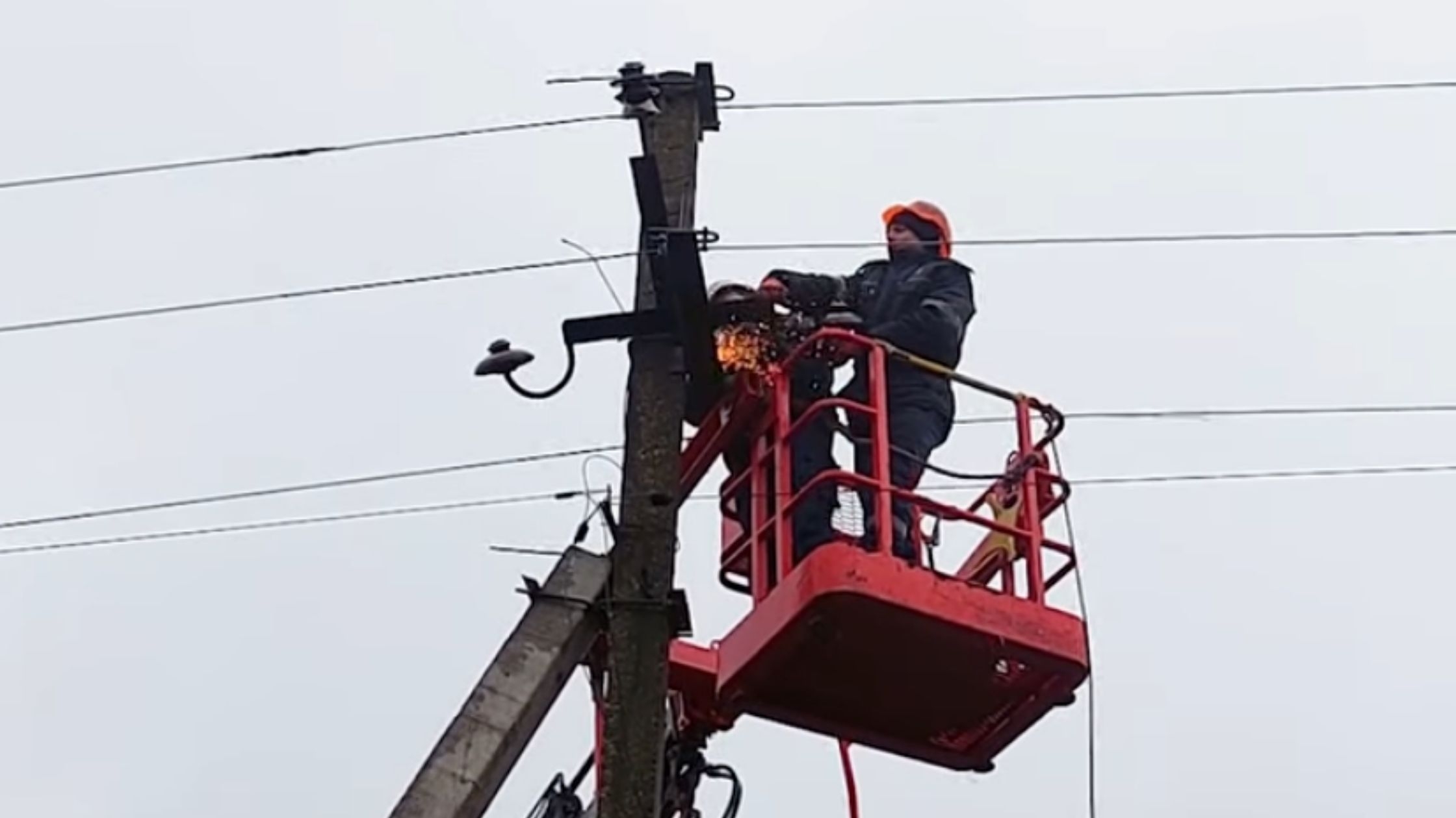 Вінницькі енергетики встановлюють реклоузери — сучасні прилади захисту мереж