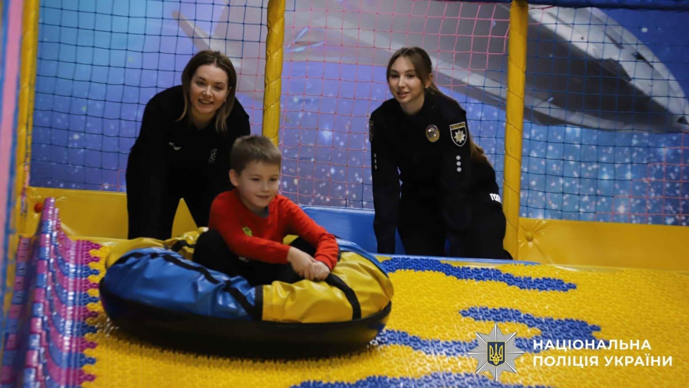 Вінницькі поліцейські зробили День Миколая особливим для дітей загиблих правоохоронців