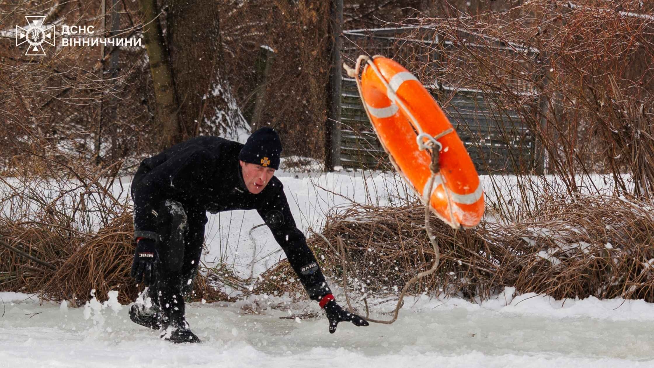 Вінницькі рятувальники продемонстрували як не загинути у крижаній пастці