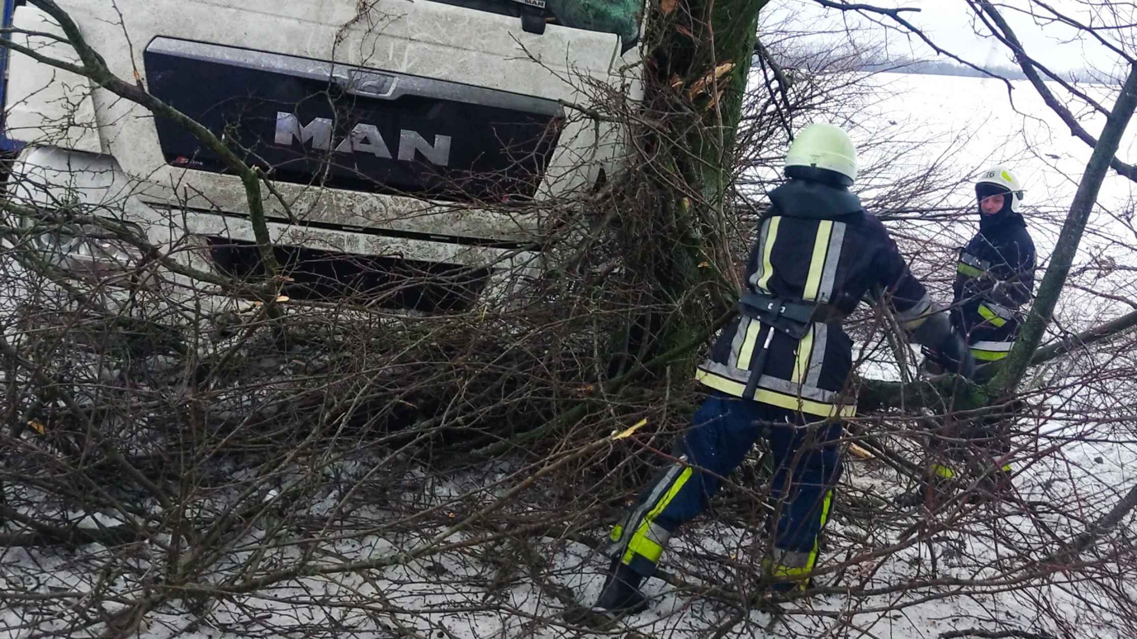Вінницькі рятувальники тричі надавали допомогу водіям, чиї авто застрягли у снігових заметах