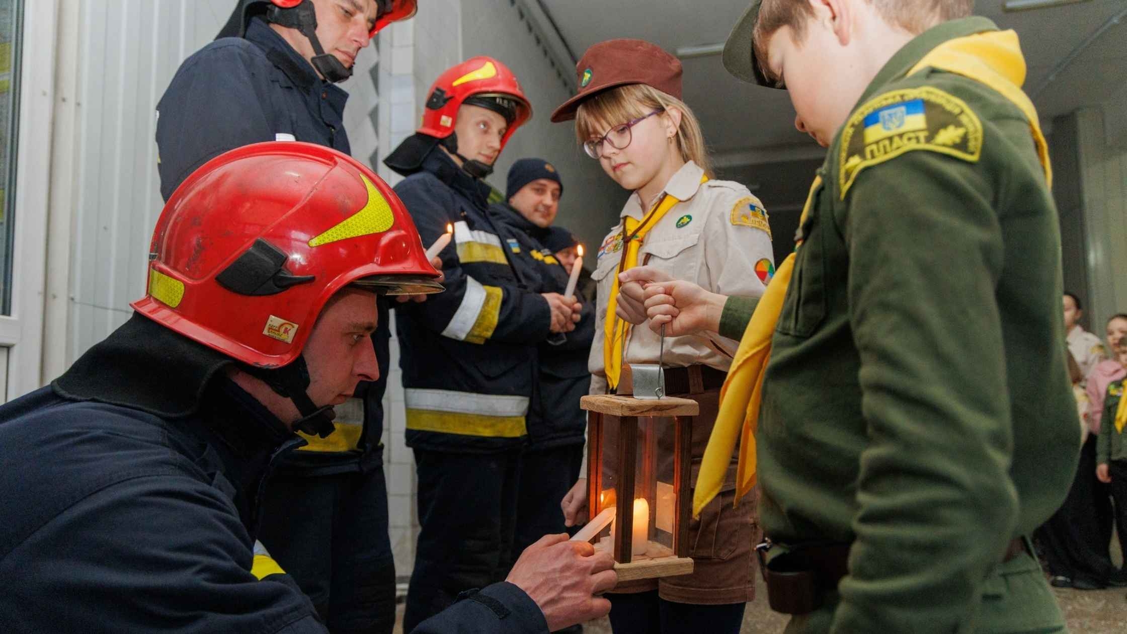 Вінницьким рятувальникам привезли Вифлеємський Вогонь Миру