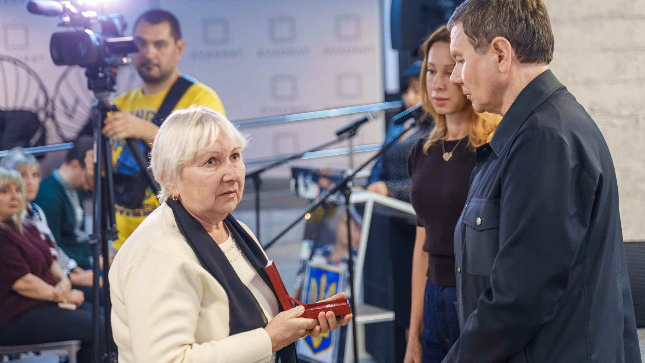 Вінницький міський голова вручив матерям полеглих воїнів відзнаку «Мати Героя / Героїні»