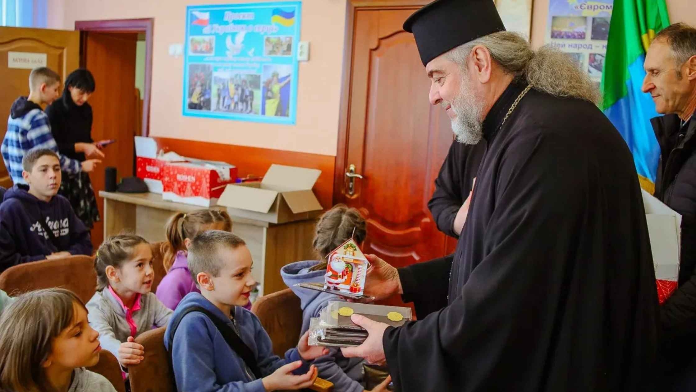 Вінницький митрополит привітав дітей, позбавлених батьківського піклування