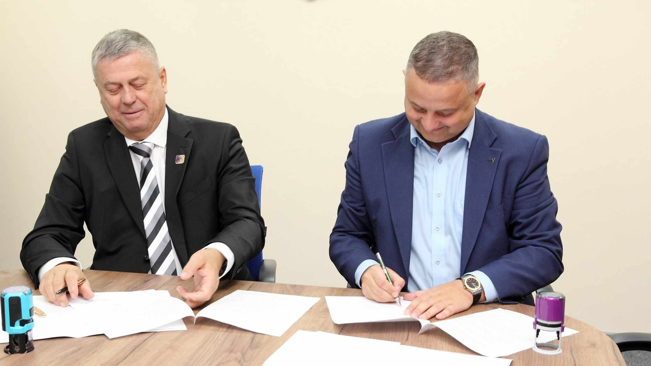 Вінницький виш співпрацюватиме з гофрокомбінатом — підписали договір