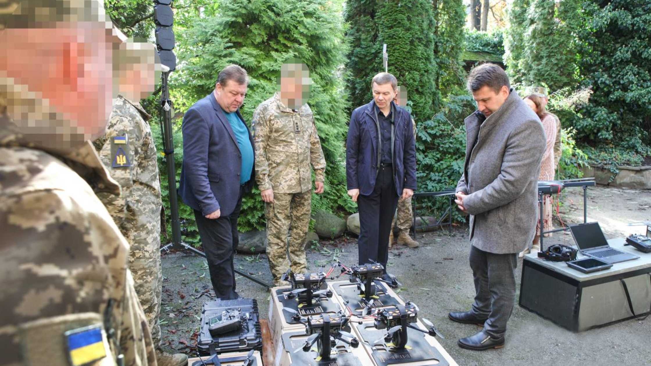 Вінниця передала БпЛА та FPV-дрони 101-му вінницькому полку зв’язку