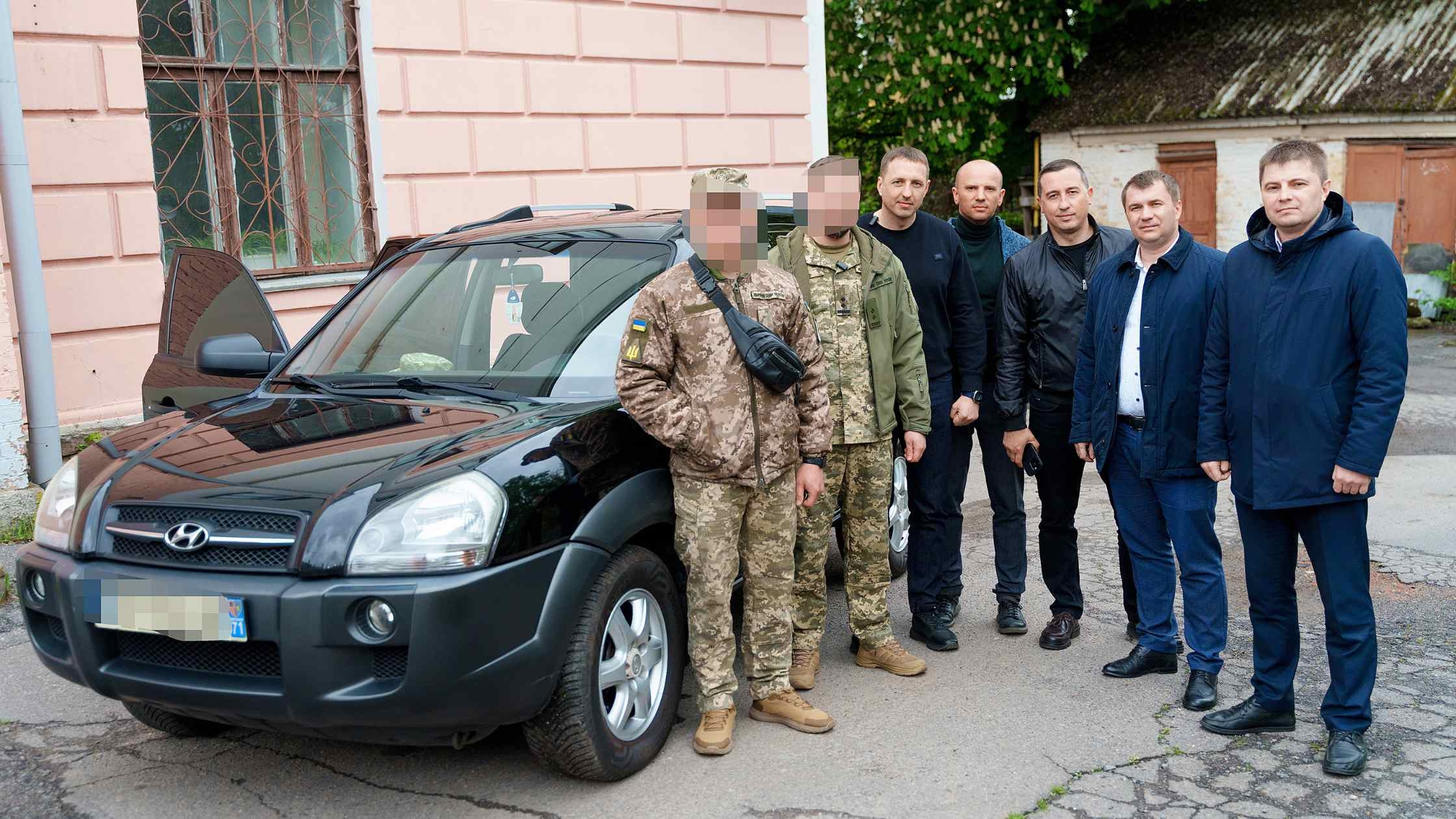 Вінниця передала чергове авто для ЗСУ, яке придбали в межах роботи Міжрегіонального гумштабу