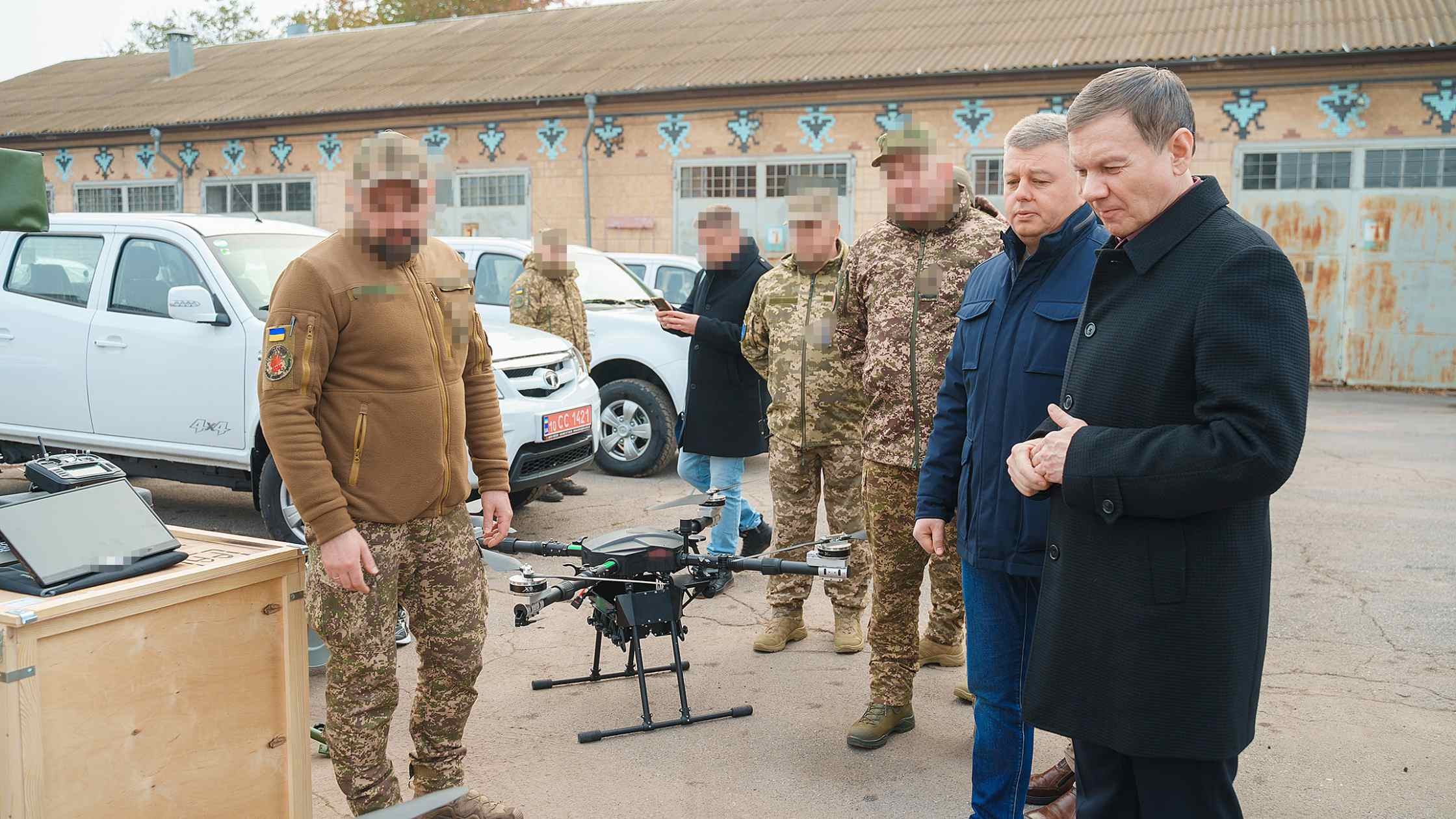 Вісім автівок та безпілотний ударний комплекс від Вінницької громади передали бійцям