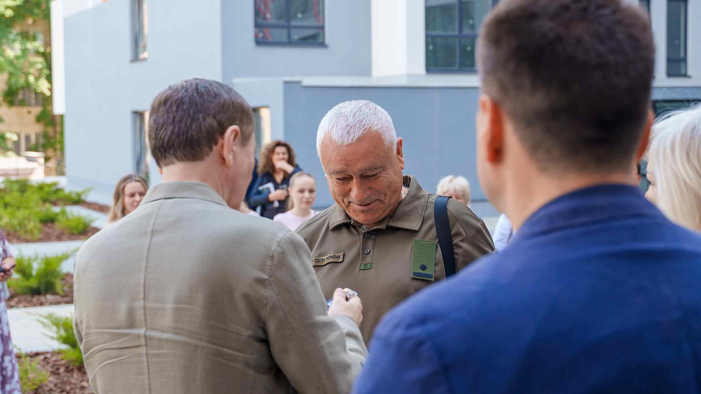 Військові, медики, освітяни та інші люди, на яких тримається громада — стали новоселами вінницького будинку