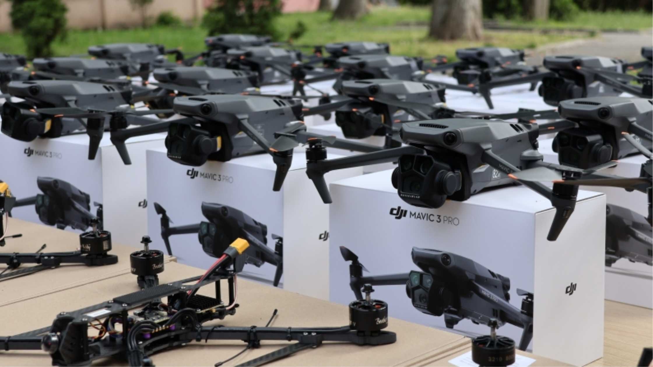 Військові отримали чергову партію квадрокоптерів та FPV-дронів з Вінниччини