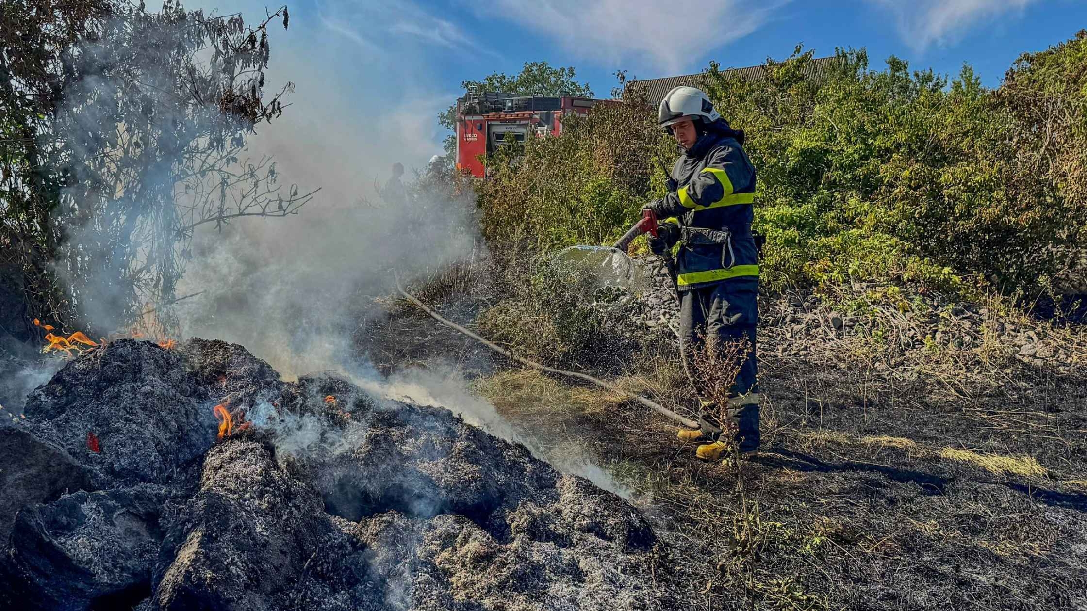 Вночі на Вінниччині рятувальники загасили легковик