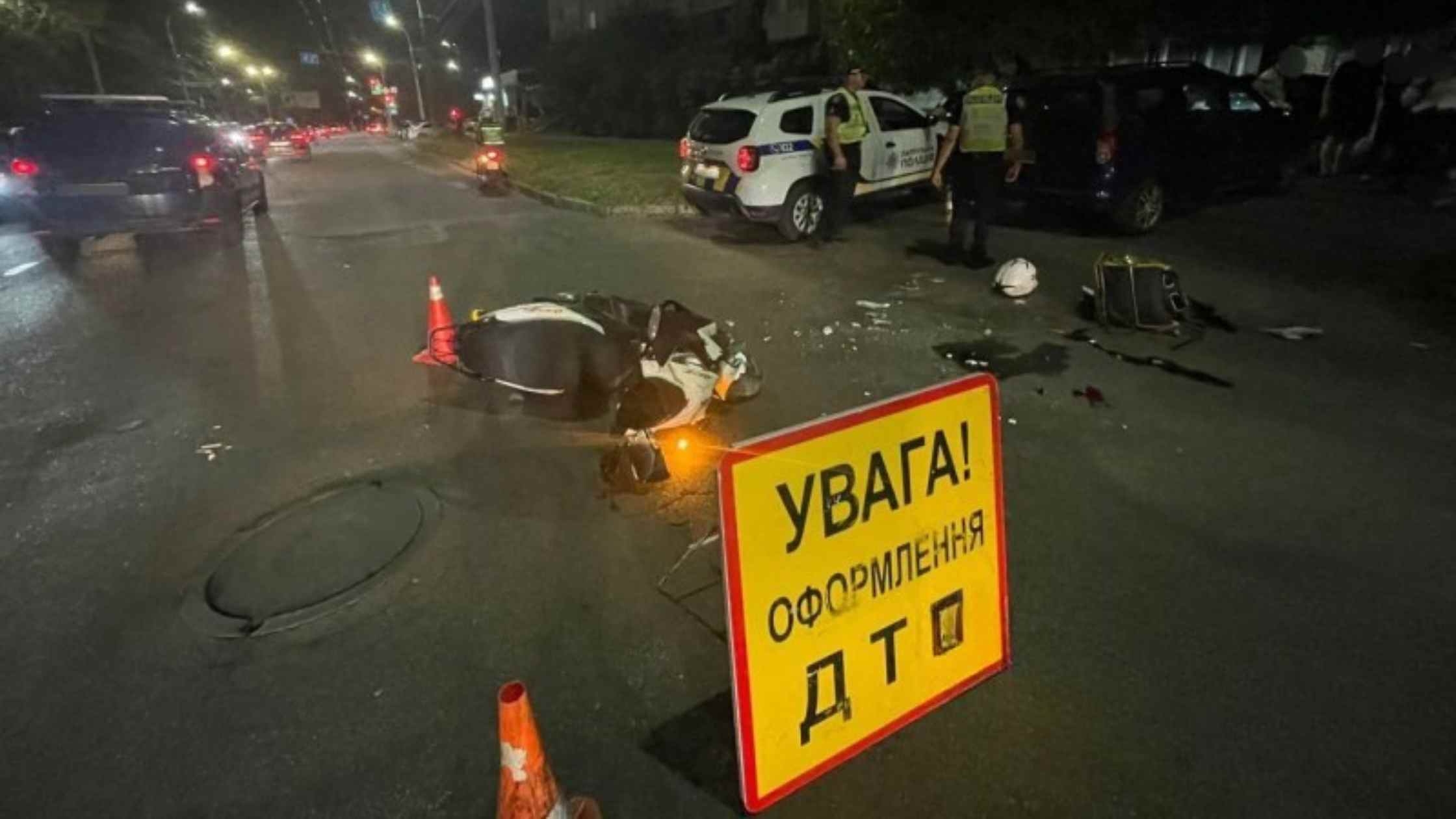 Вночі у Вінниці неповнолітній скутерист служби доставки протаранив авто