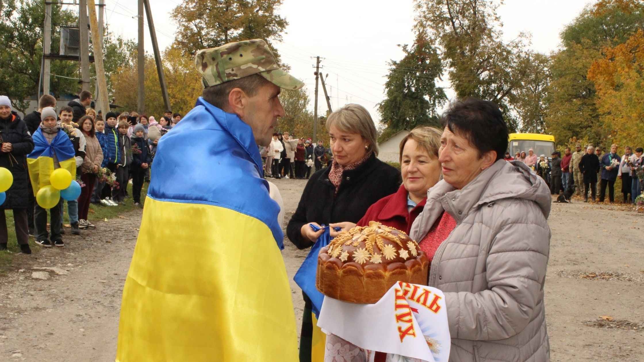 Воїна, який повернувся з полону, урочисто зустріли у Козятинській громаді