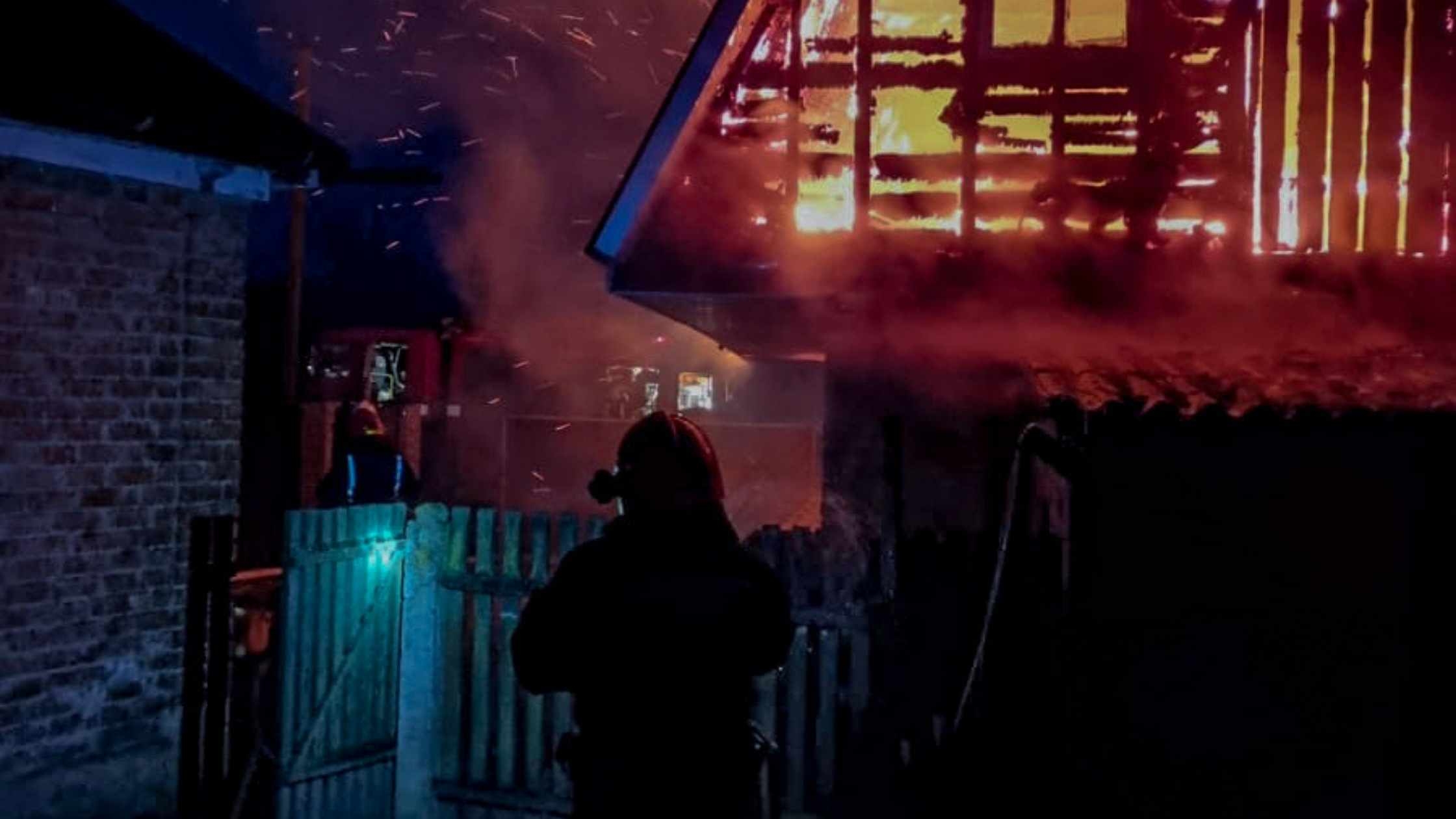 На Вінниччині коротке замикання підпалило дах господарської будівлі