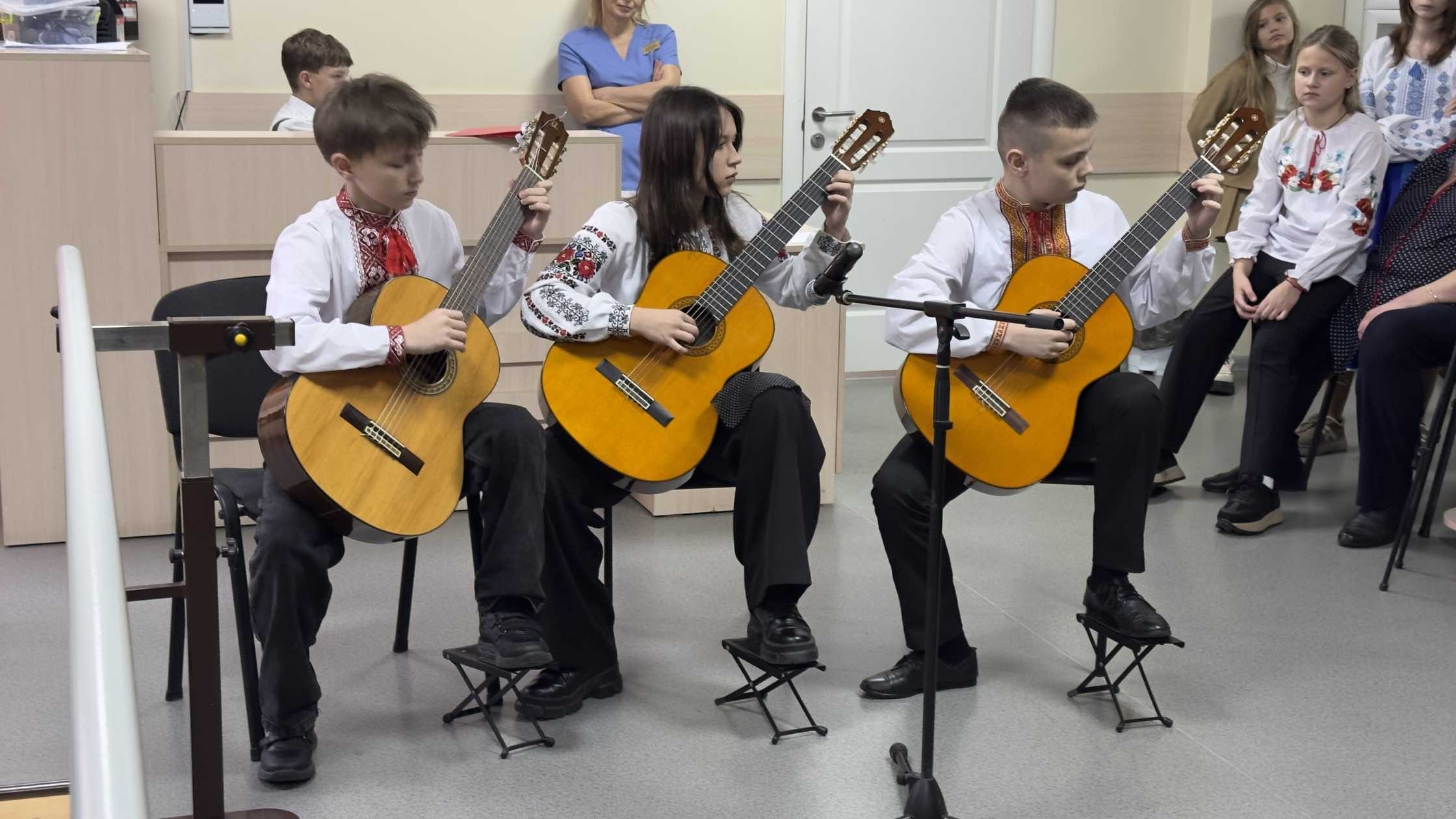 Вихованці Вінницької дитячої школи мистецтв влаштували благодійні концерти для захисників
