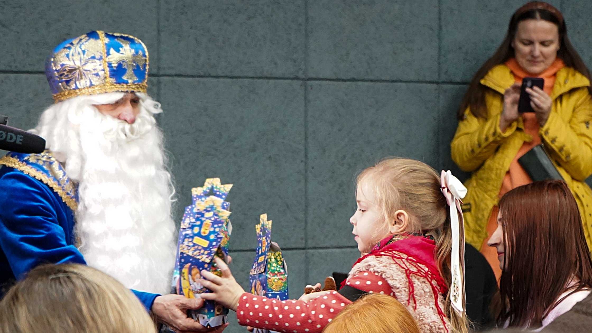 Юні вінничани з пільгових категорій відвідали ляльковий театр