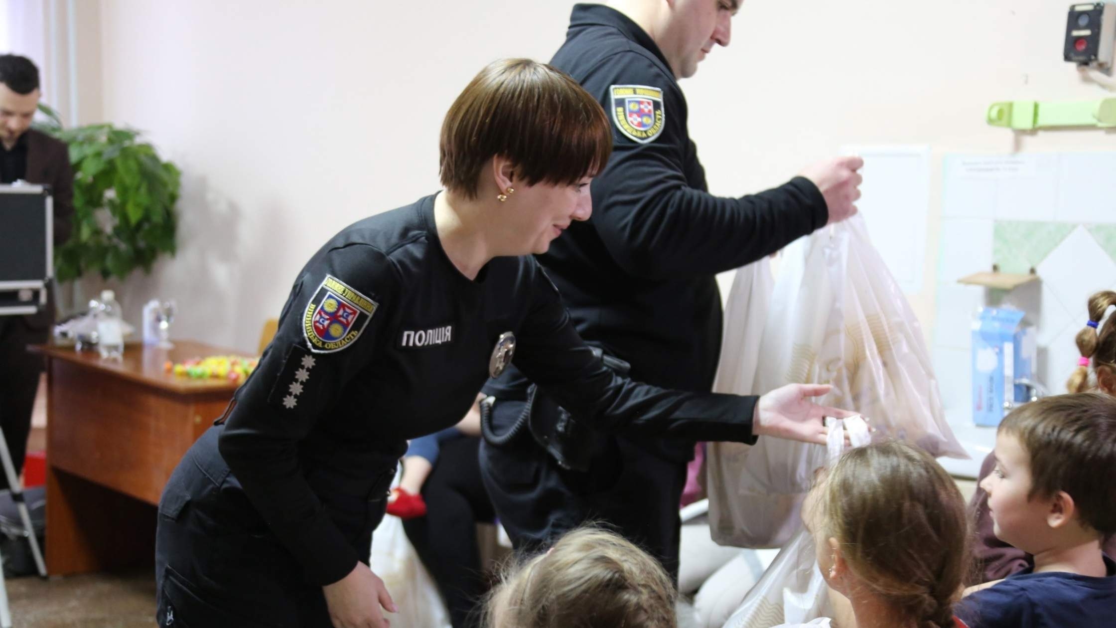 Ювенальні поліцейські та ліцеїстки приготували подарунки для маленьких вінницьких пацієнтів
