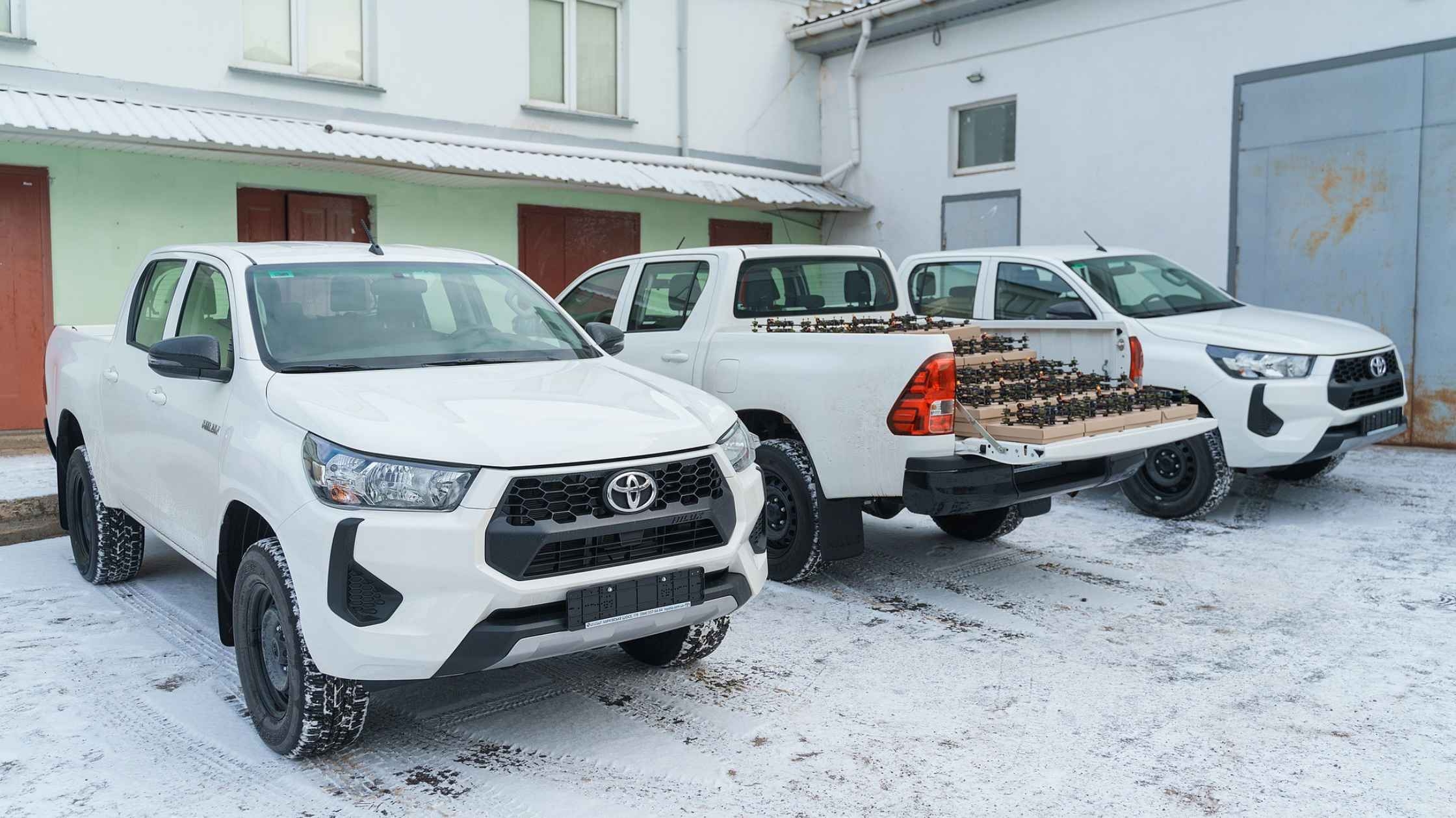 З Вінниці для спецпідрозділу та прикордонників передали ще три пікапи та 200 FPV-дронів