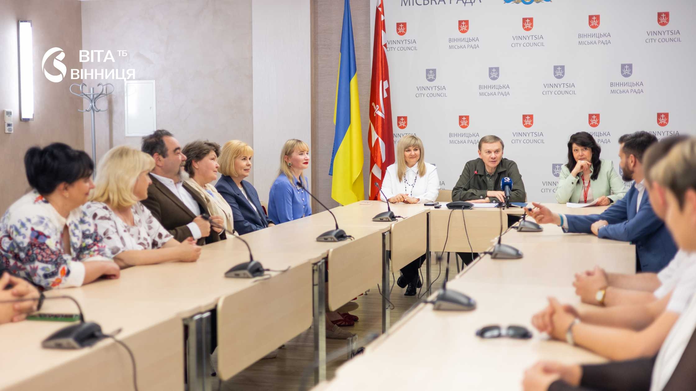 За перемогами школярів — праця вчителів у Вінниці відзначили педагогів олімпіадників