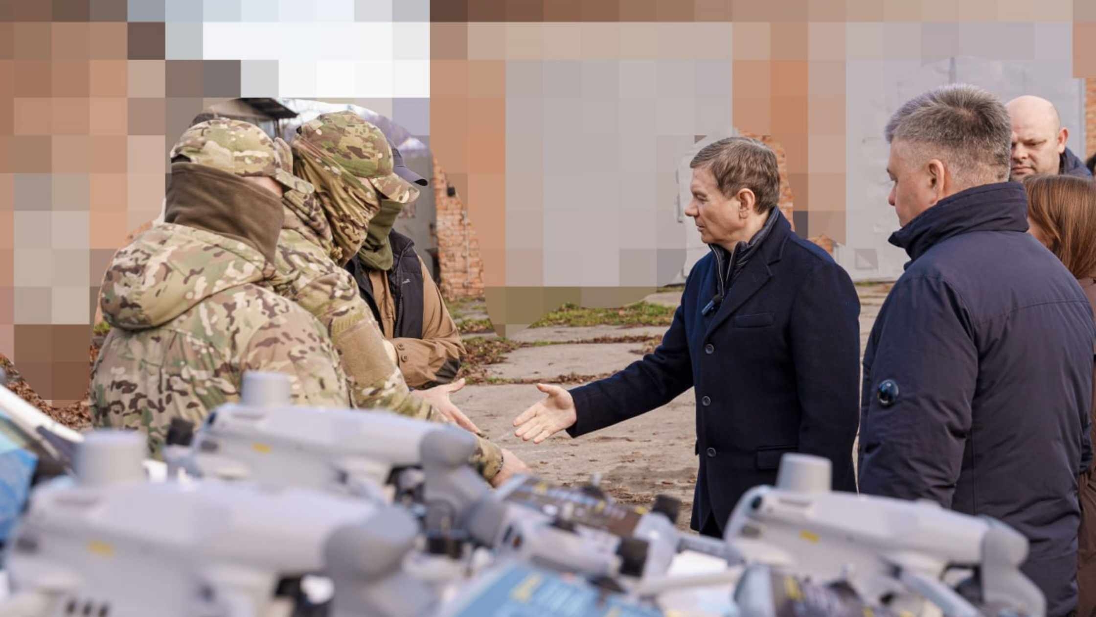 Захисникам передали з Вінниці ще два пікапи, спеціалізоване авто та розвідувальні дрони