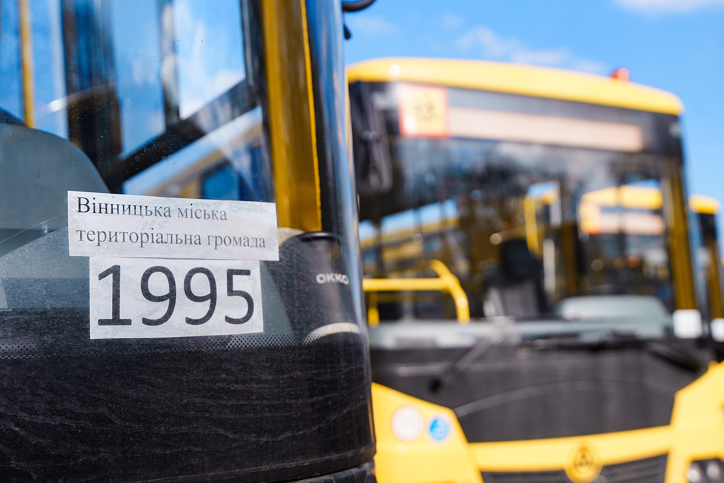 Вінницька громада отримала два шкільних автобуси для приєднаних територій