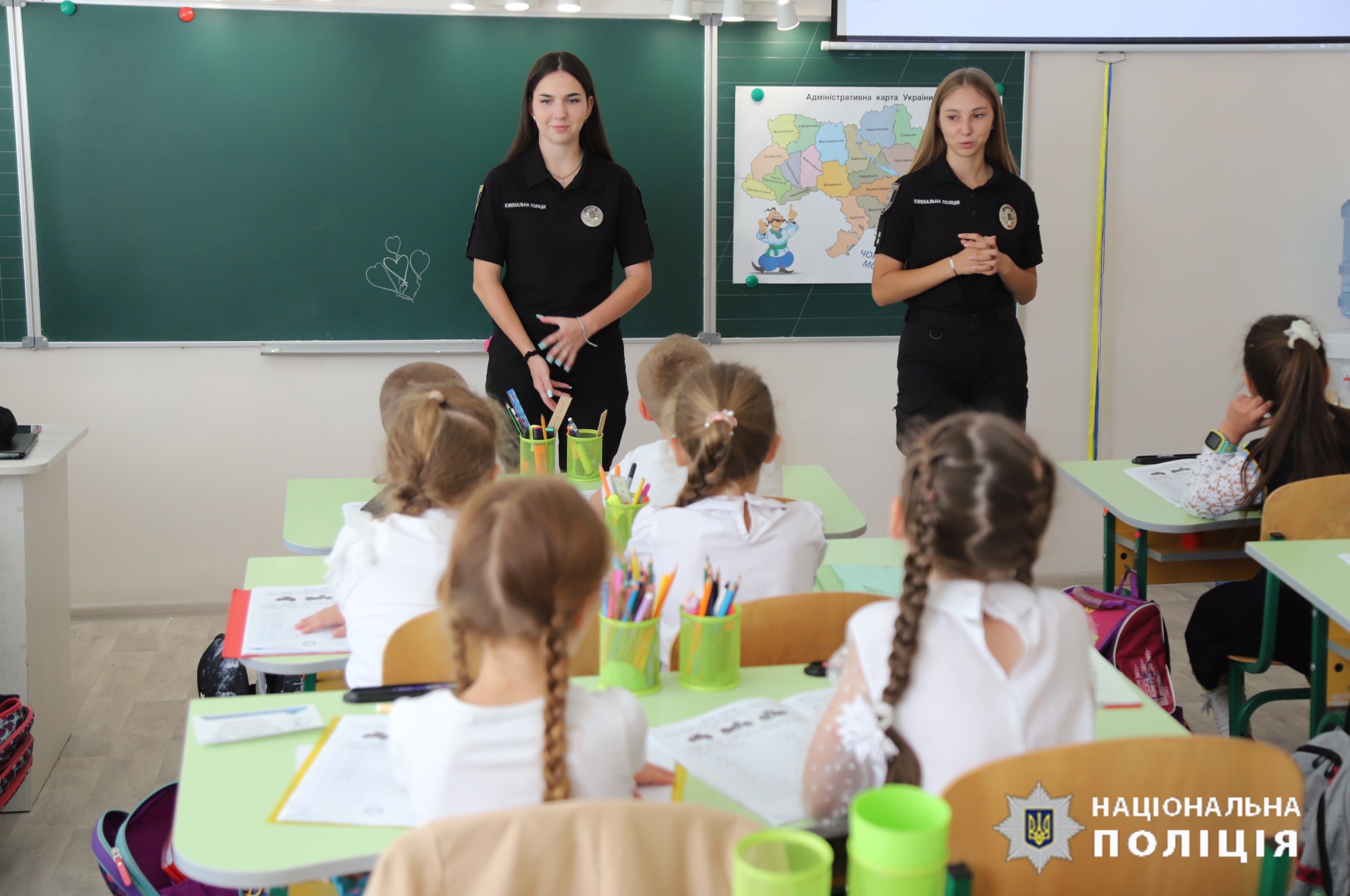 Вінницькі поліцейські завітали у школи, аби нагадати діткам правила безпеки