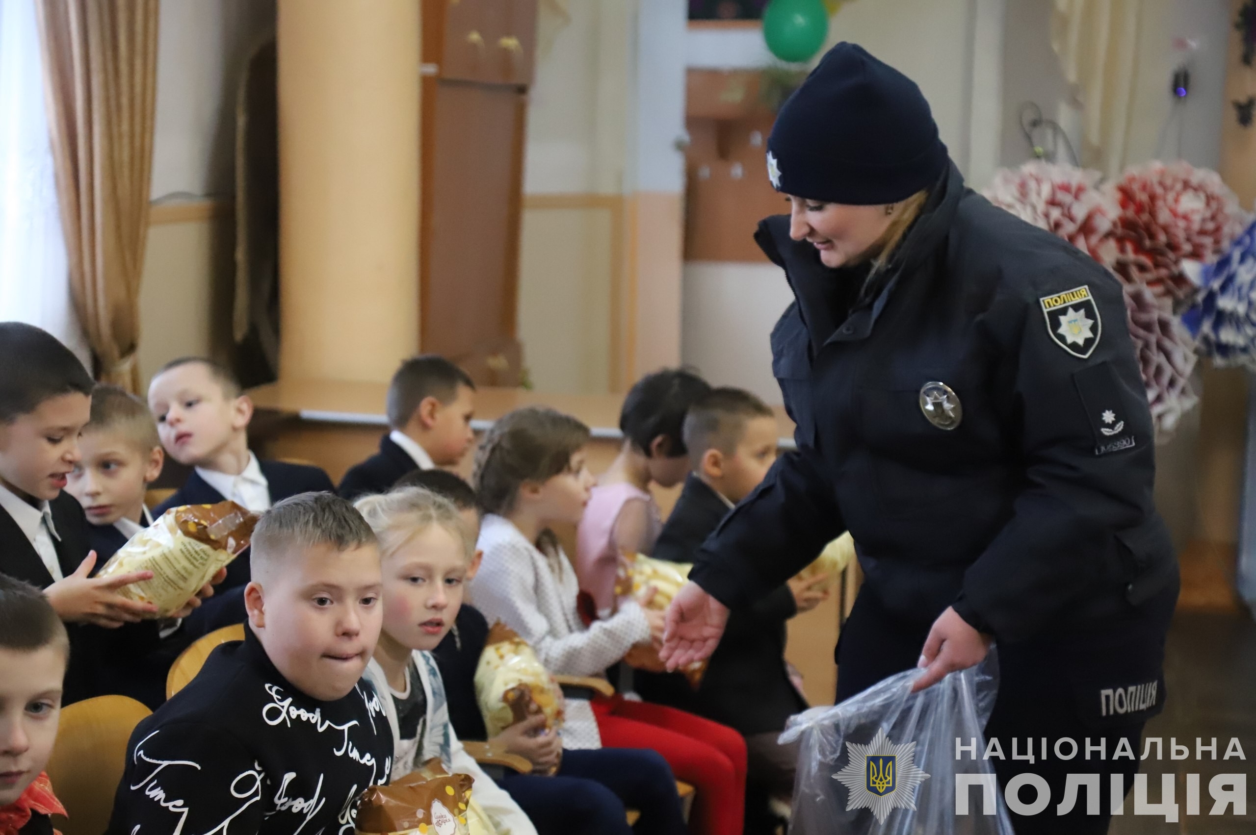 Поліцейські Вінниці завітали з подарунками до вихованців спеціальної школи