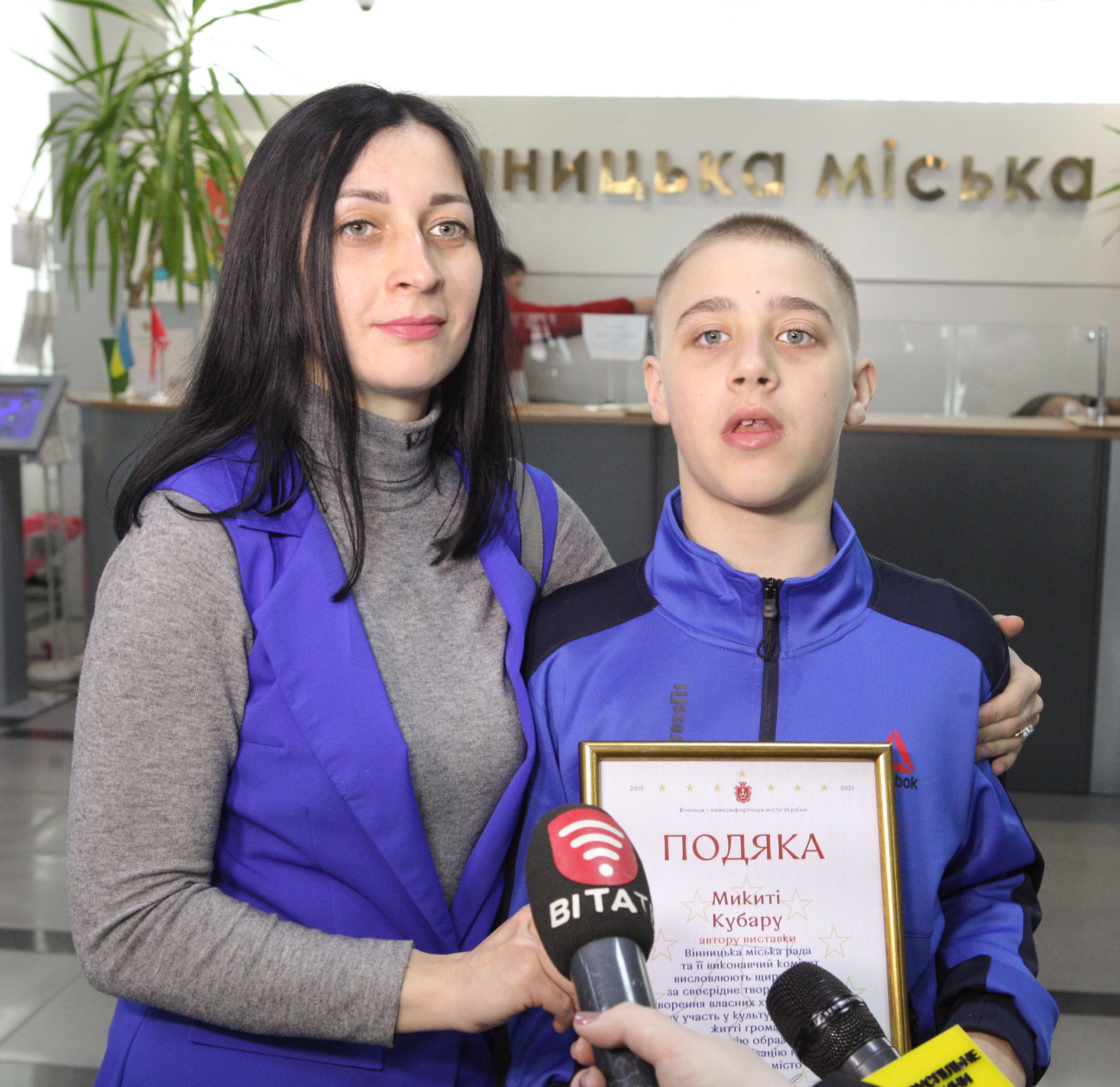 У холі Вінницької міської ради відкрили виставку "Запали місто синім" з роботами Микити Кубаря