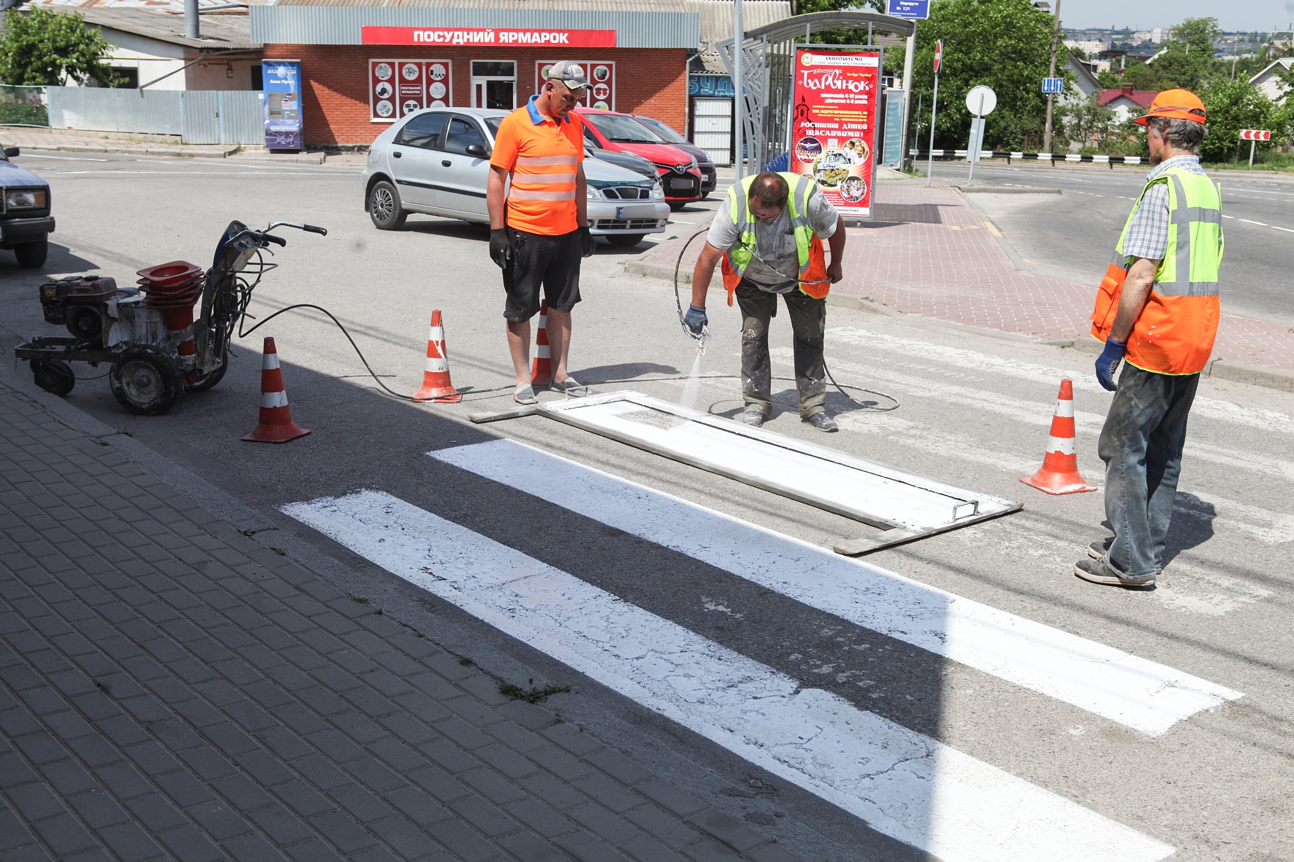 На вулицях Вінниці продовжують відновлювати дорожню розмітку