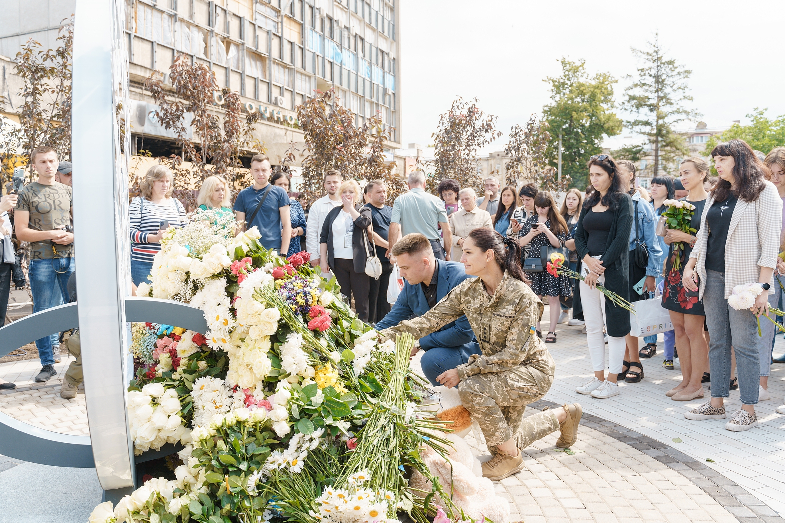 Вінниця вшановує пам'ять загиблих у теракті 14 липня - на площі Перемоги відкрили пам'ятний знак