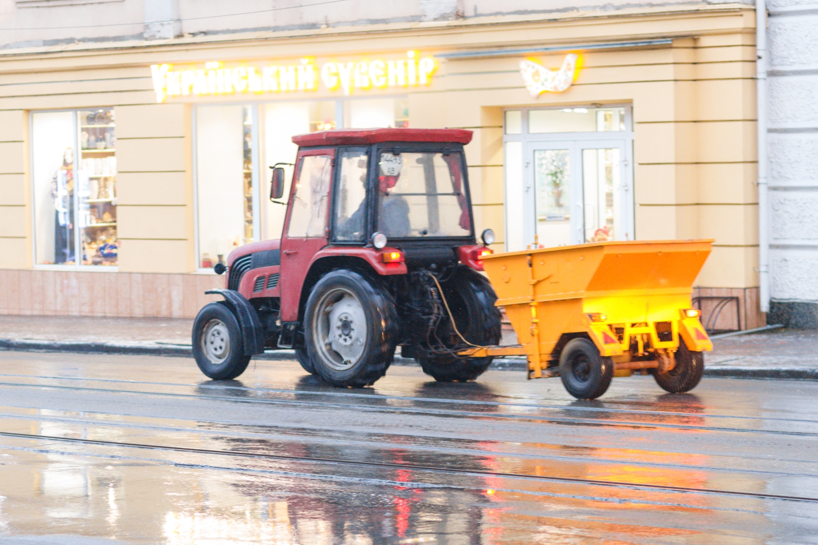 Дороги та тротуари Вінниці продовжують обробляти протиожеледними засобами