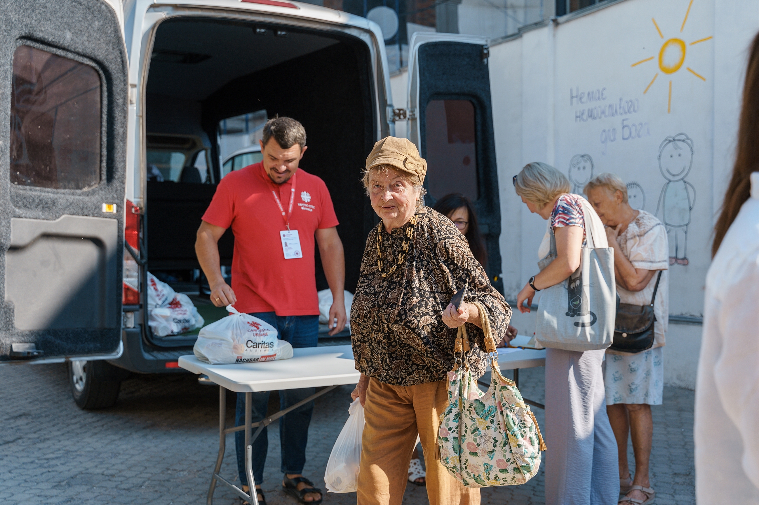 Місіонери "Карітас-Спес" роздали допомогу підопічним Вінницького терцентру