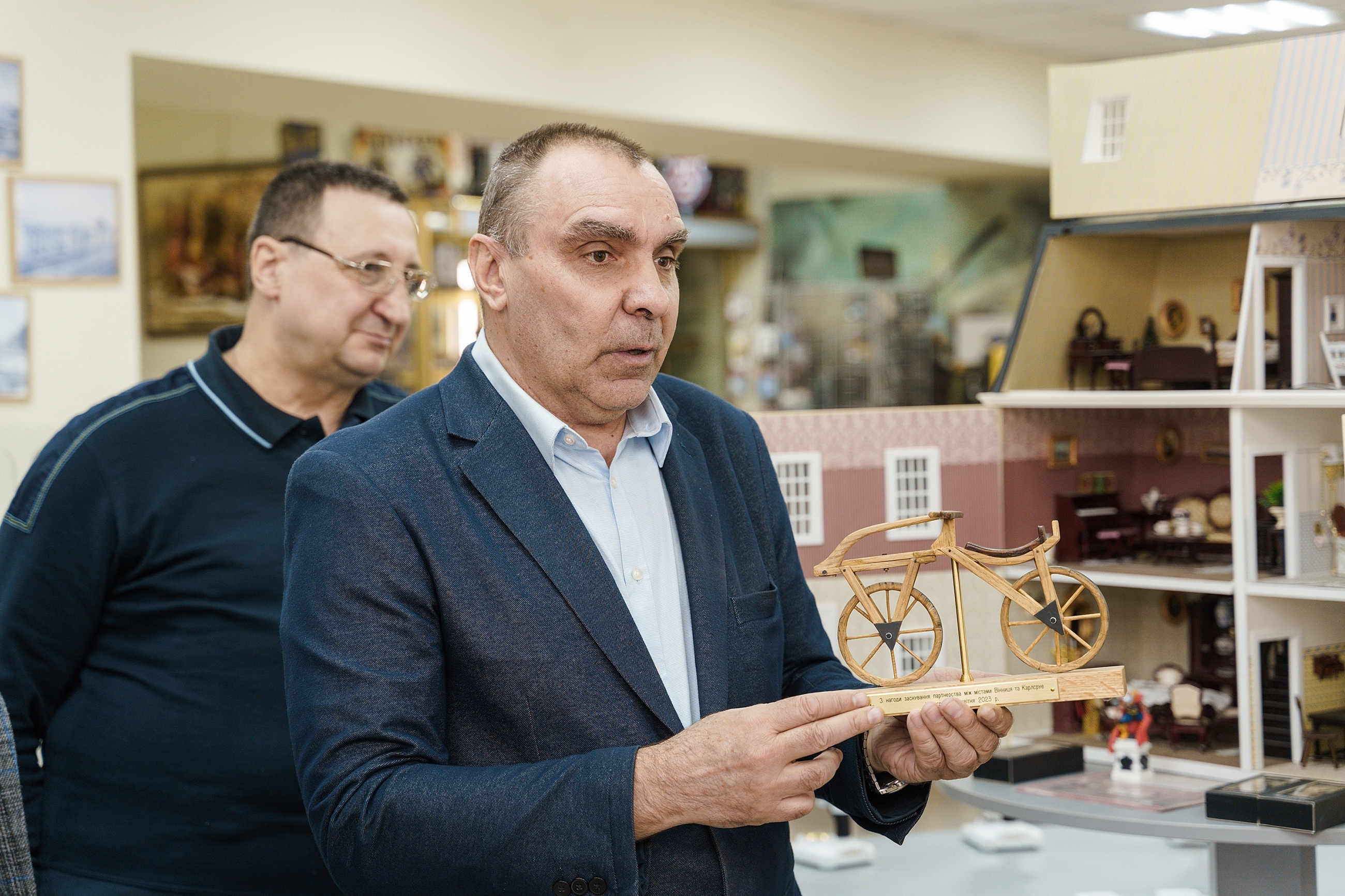 Сергій Моргунов передав Музею моделей транспорту експонат-подарунок від Карлсруе