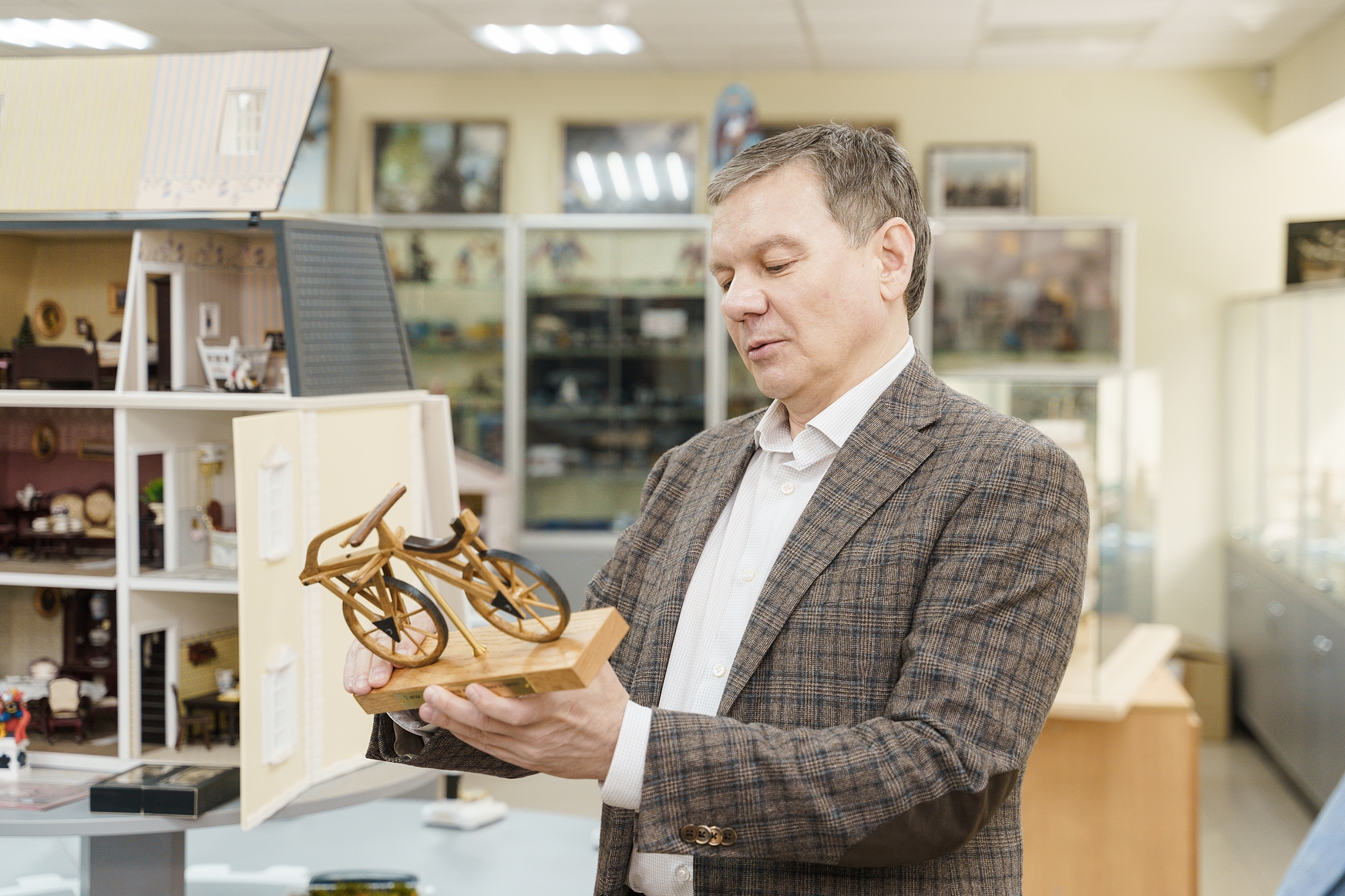 Сергій Моргунов передав Музею моделей транспорту експонат-подарунок від Карлсруе