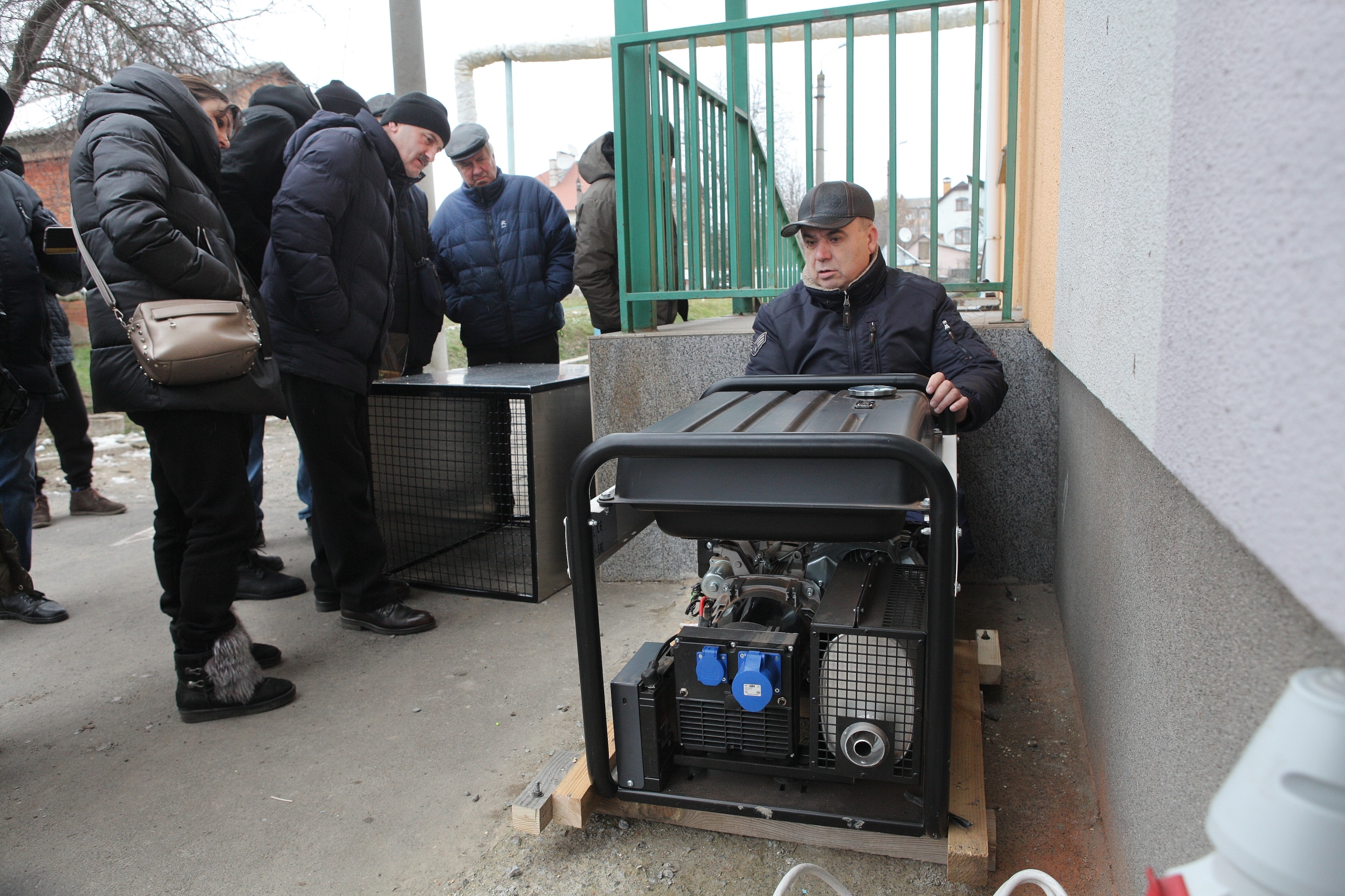У Вінниці тривають навчання з користування генераторами у шкільних «пунктах незламності»
