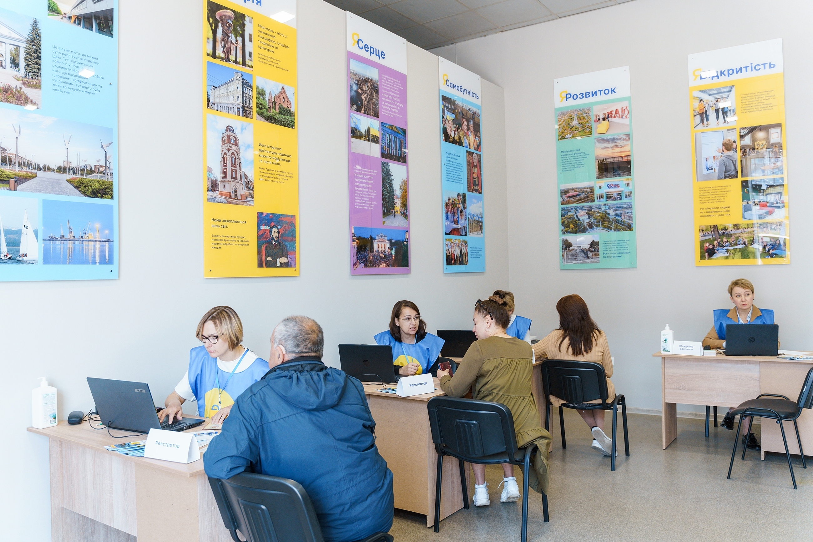 Центр підтримки: у Вінниці відкрили гуманітарно-інформаційний хаб "Я – Маріуполь"
